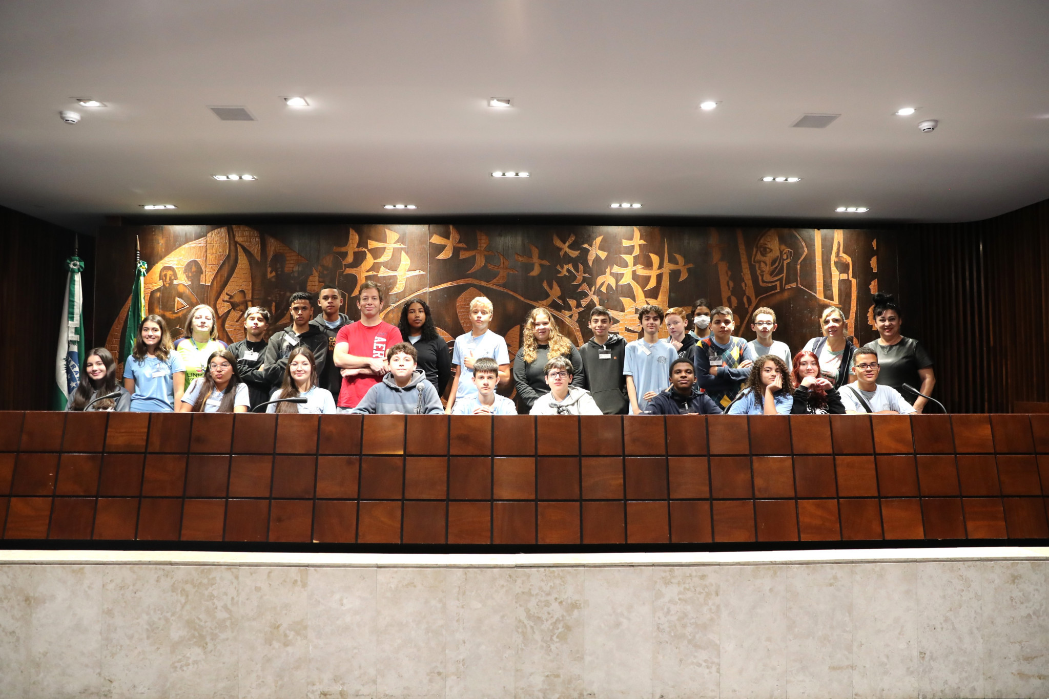 Alunos participantes do programa Linhas do Conhecimento visitam a Assembleia