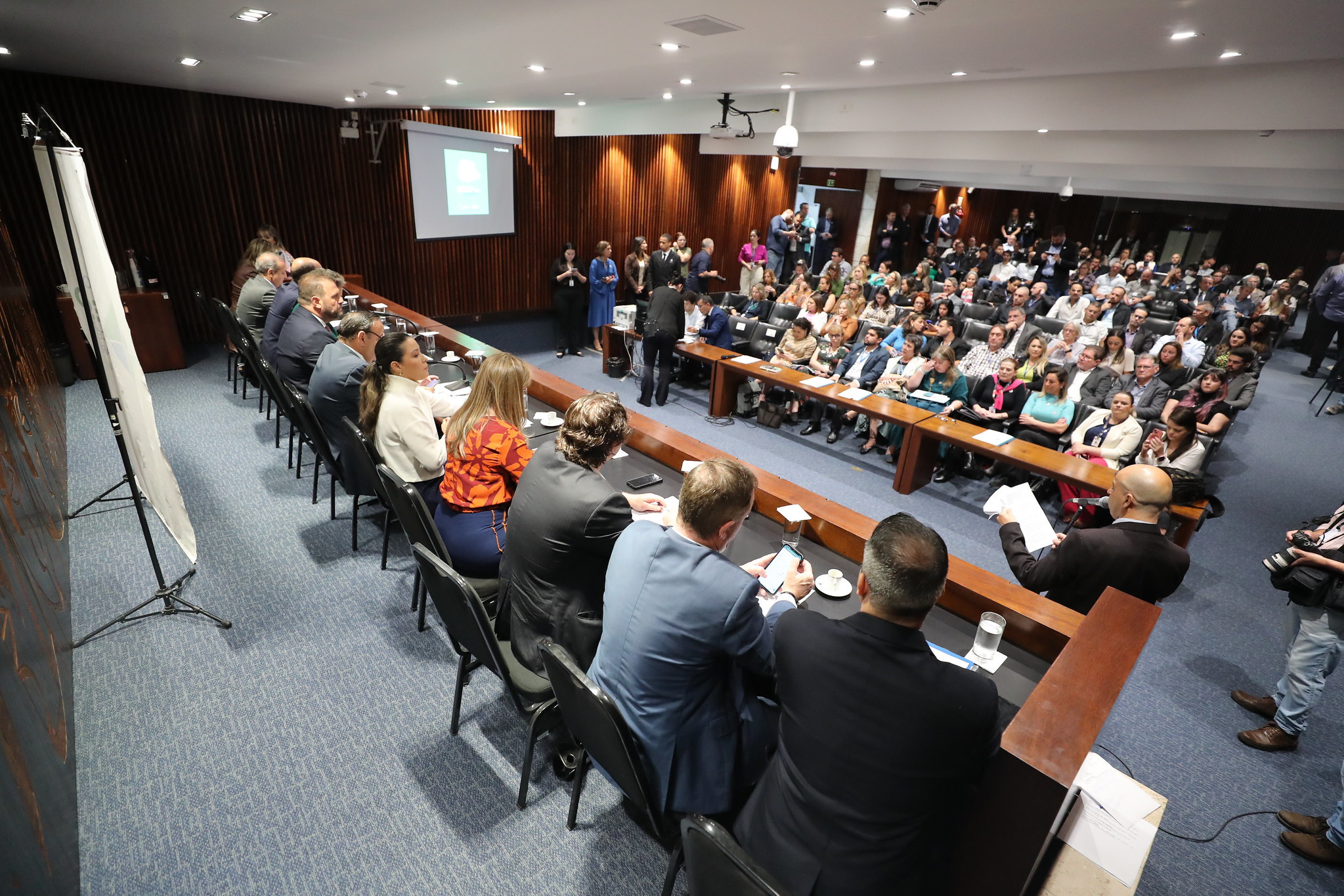 Com investimento de R$ 5 milhões, programa do governo lançado na Assembleia vai doar fraldas e absorventes