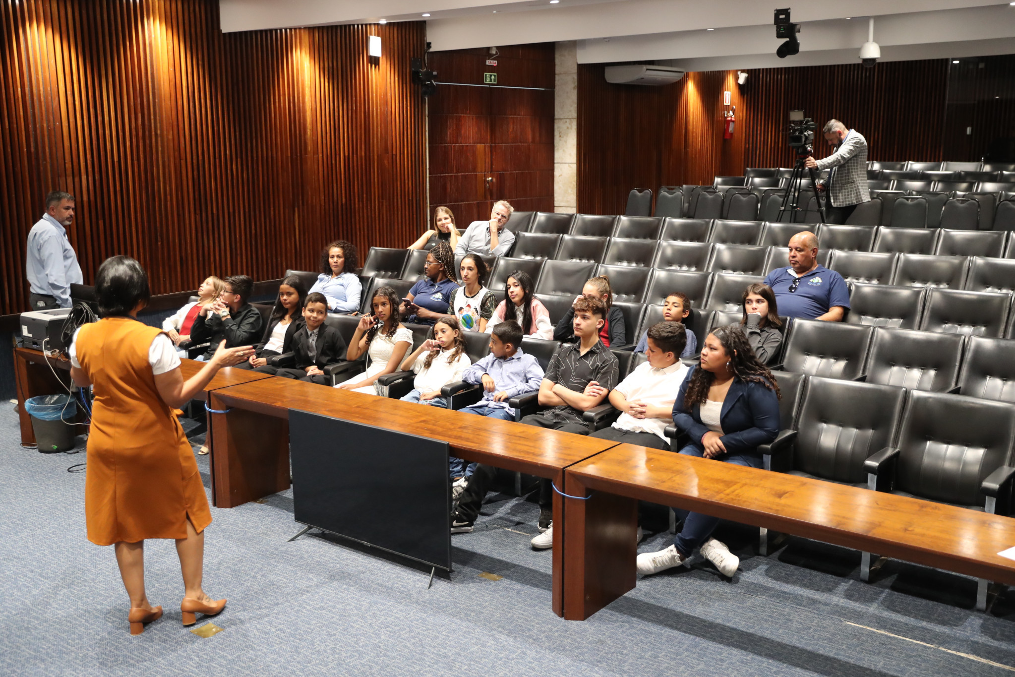 Parlamentares mirins de Colombo visitam a Assembleia