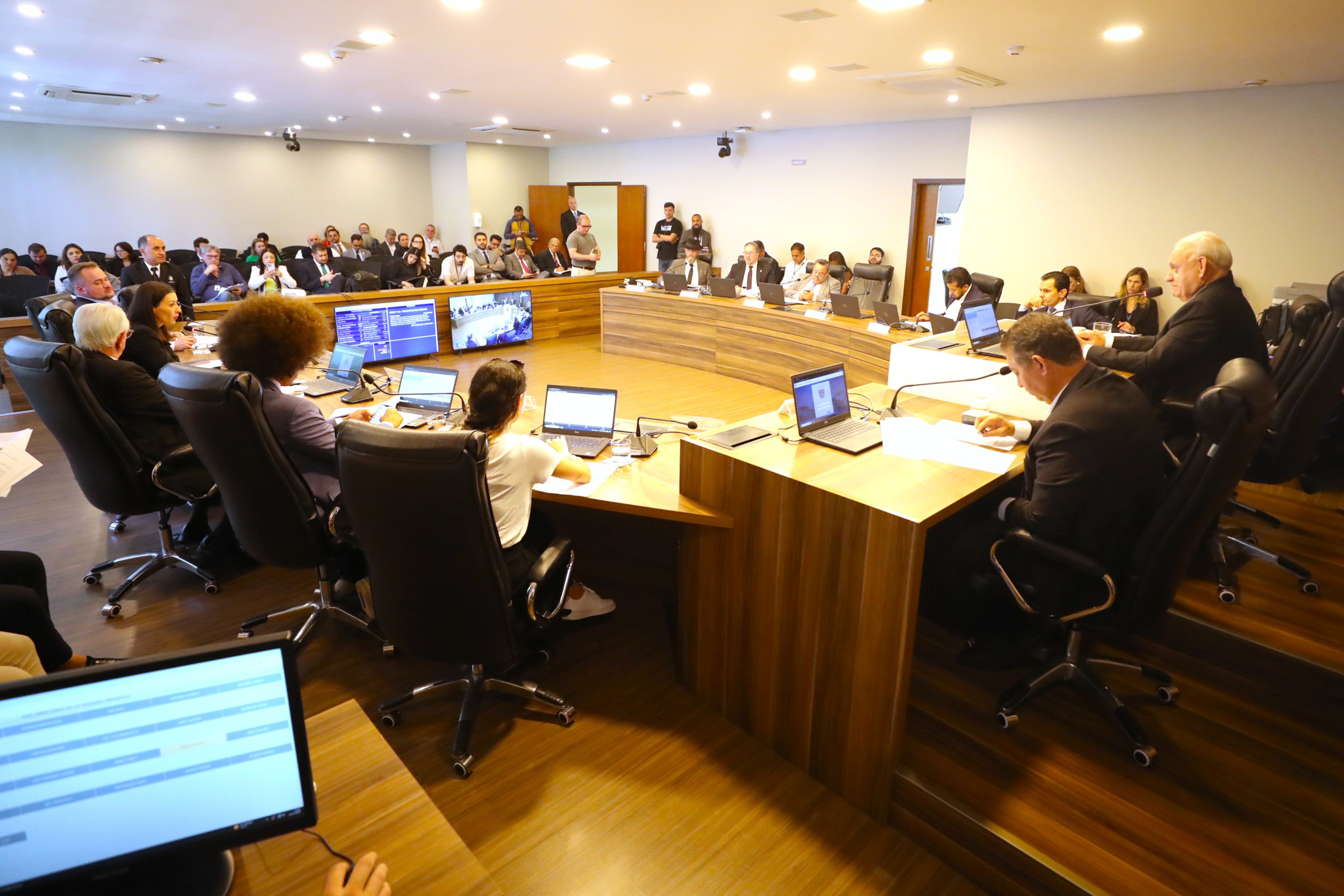 CCJ aprova proposta que institui medidas de combate à falsificação de bebidas alcoólicas no Paraná