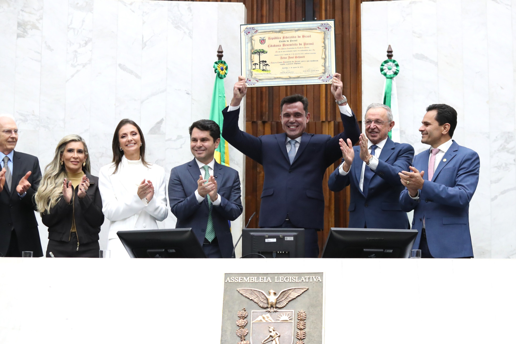 Oftalmologista Artur José Schmitt recebe o título de Cidadão Benemérito do Paraná