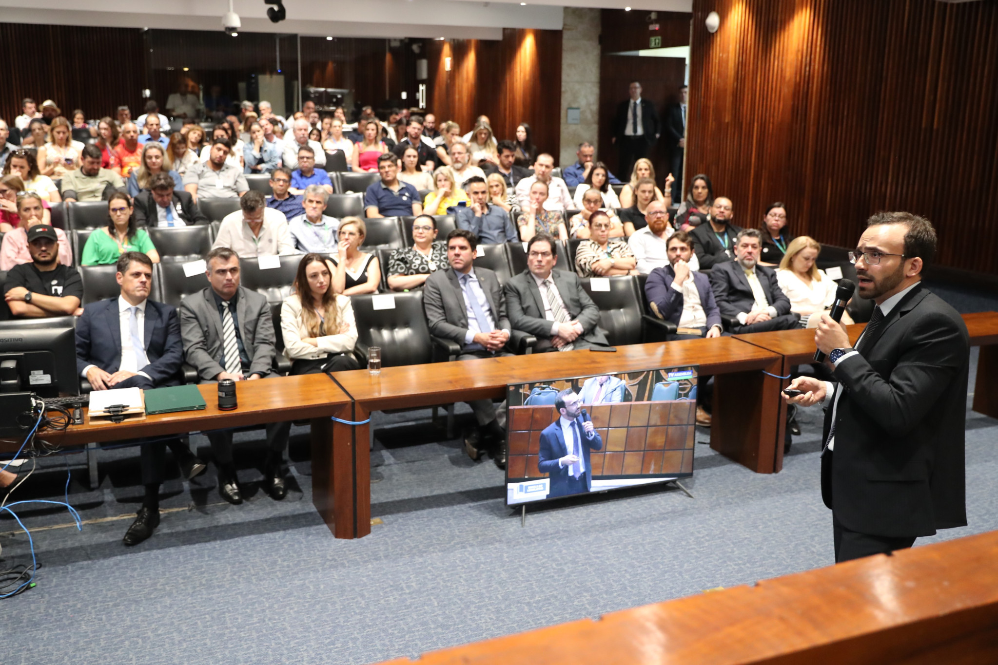 Servidores lotam Plenarinho para palestra de atualização sobre licitações e contratações no Paraná