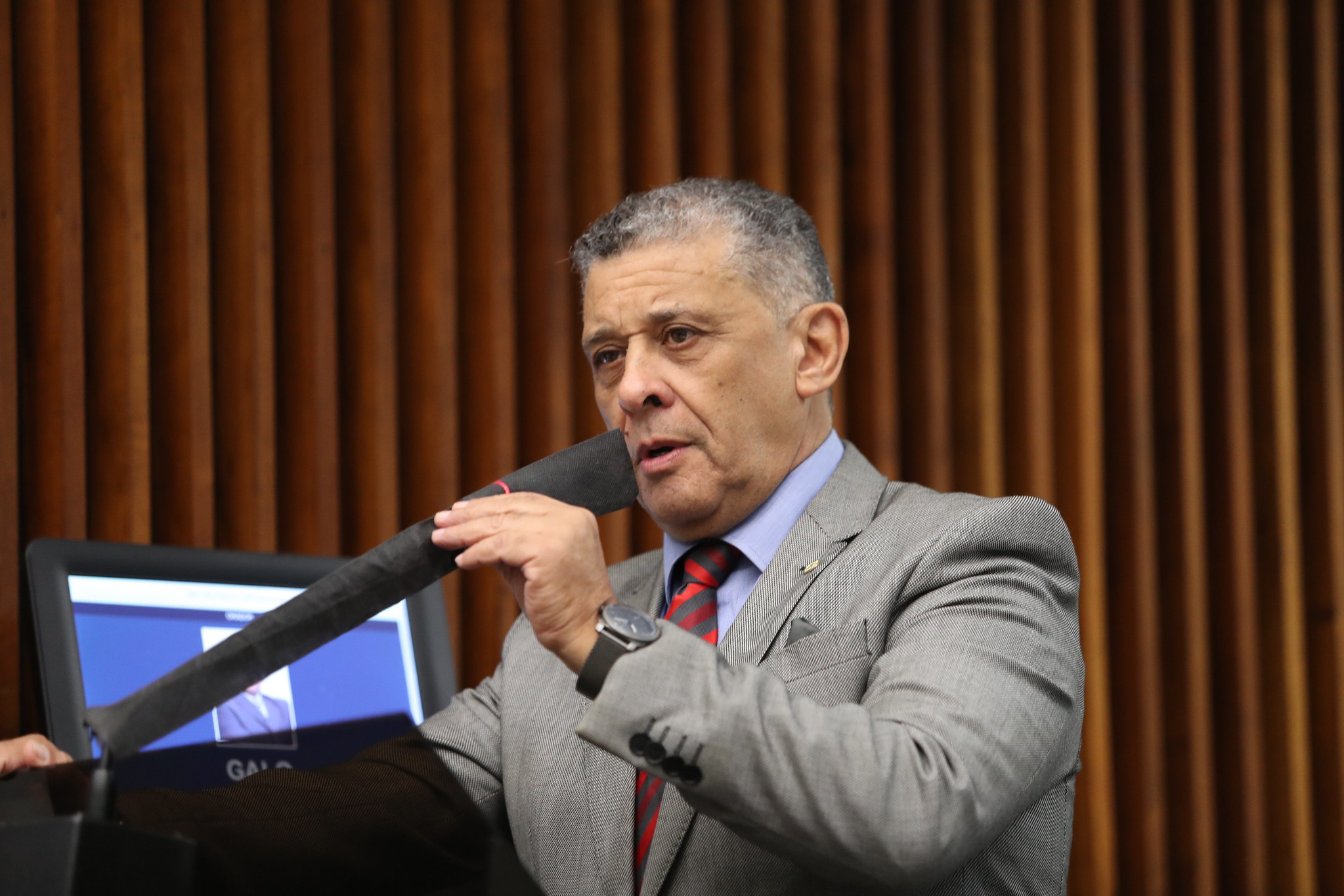 Deputado Galo sente na pele o caos do ferry-boat em Matinhos