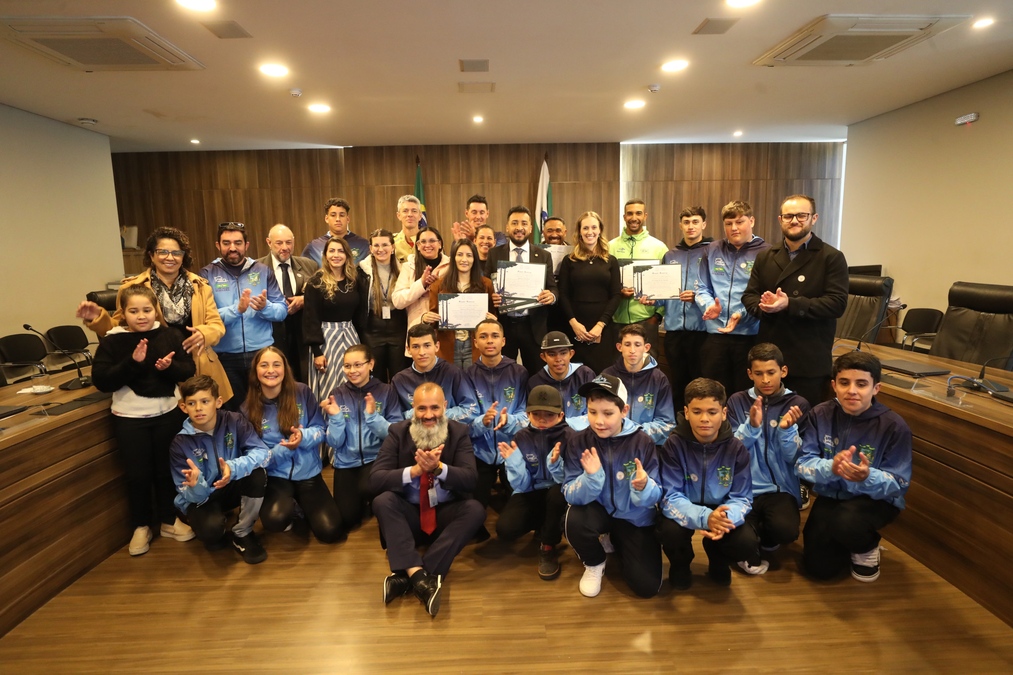 Associação Semeando Sonhos de Tibagi e atletas paranaenses de canoagem são homenageados na Assembleia Legislativa