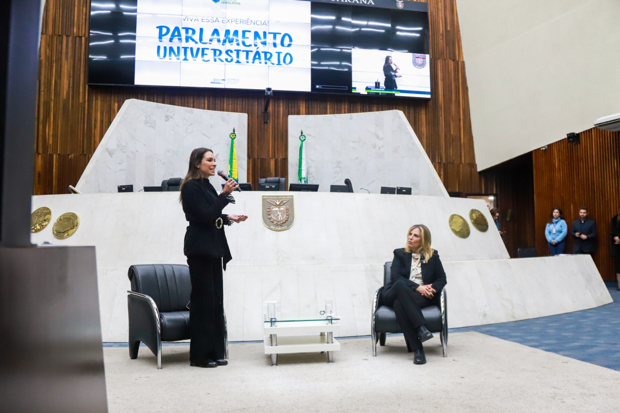 Deputada Maria Victoria (PP) firma compromisso de analisar os 126 projetos de lei apresentados pelo Parlamento Universitário