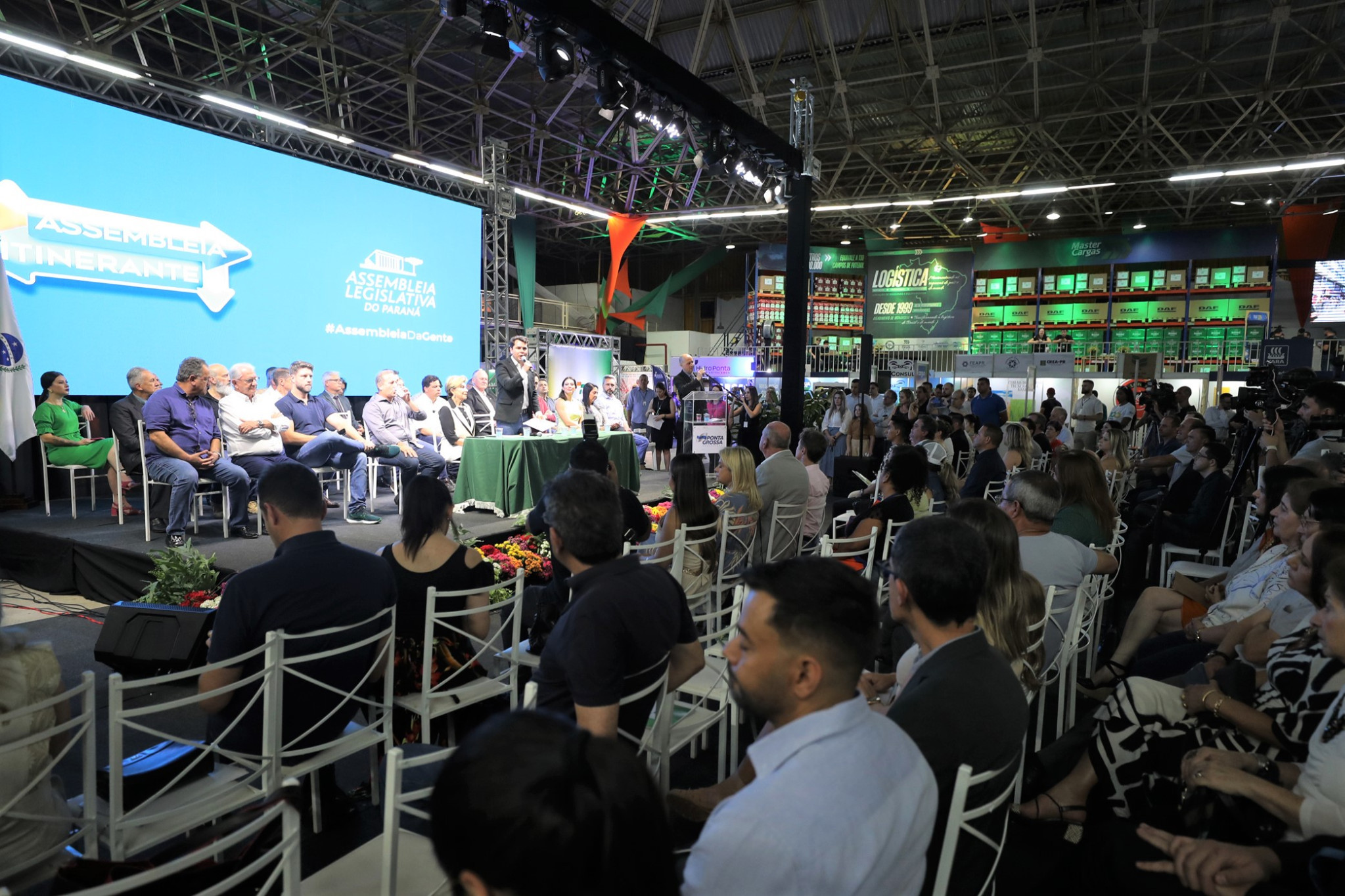 Durante Sessão Especial em Ponta Grossa, Assembleia recebe reivindicações da população dos Campos Gerais