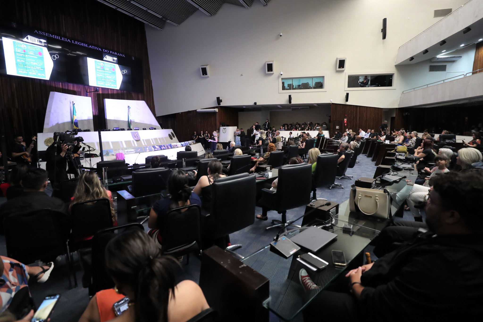 Palestra musical conscientiza mulheres sobre violência doméstica e relacionamentos abusivos