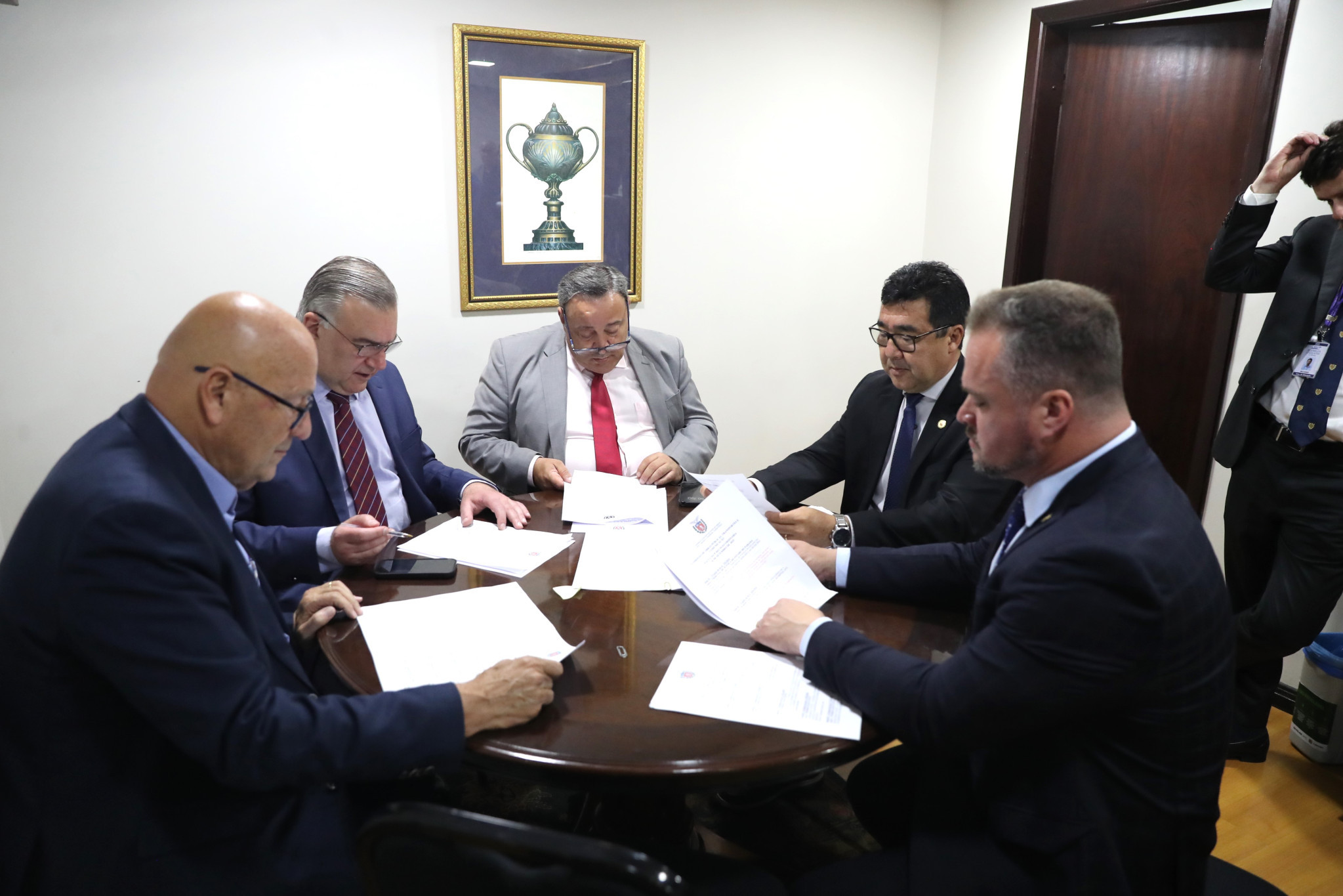 Comissão de Obras Públicas aprova projetos sobre doações de imóveis e novas denominações de rodovias