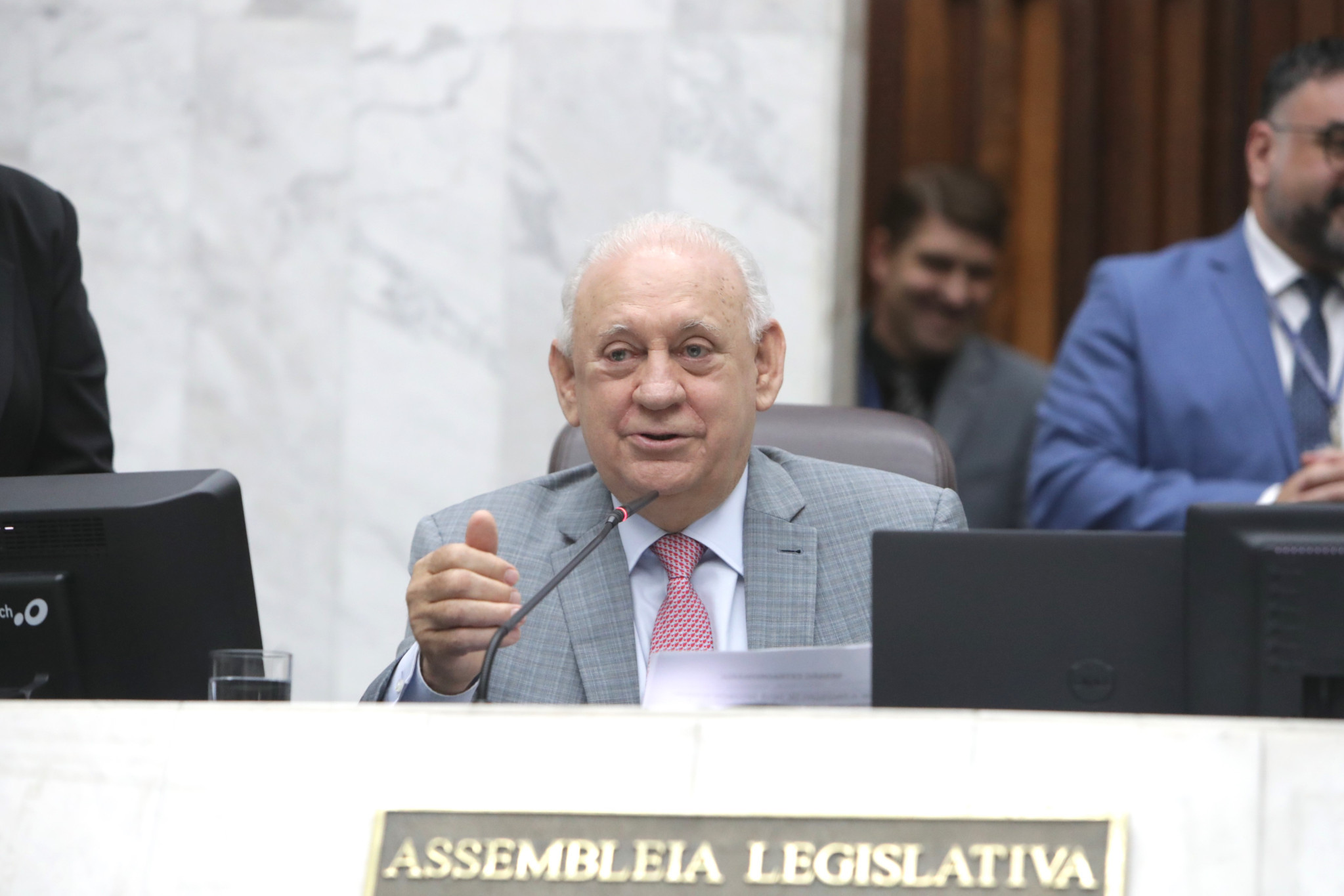 Na última sessão plenária do ano, parlamentares parabenizam e reconhecem o trabalho do presidente Ademar Traiano (PSD)