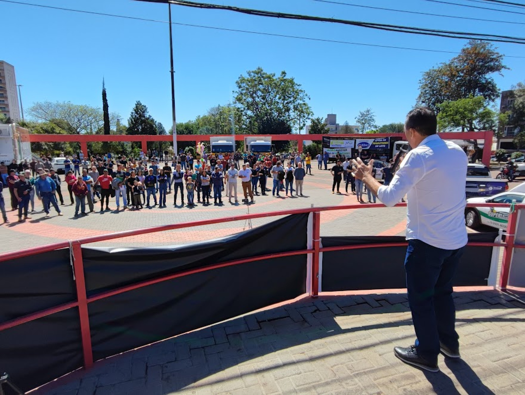 Parlamentares participam de mobilizações de produtores de leite contra crise no setor