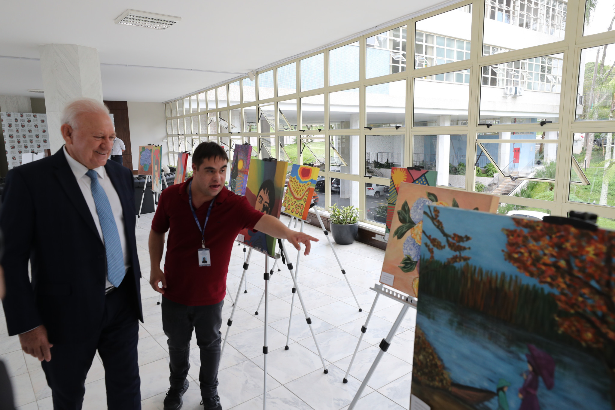Espaço Cultural da Assembleia recebe exposição de quadros pintados por jovens com Síndrome de Down
