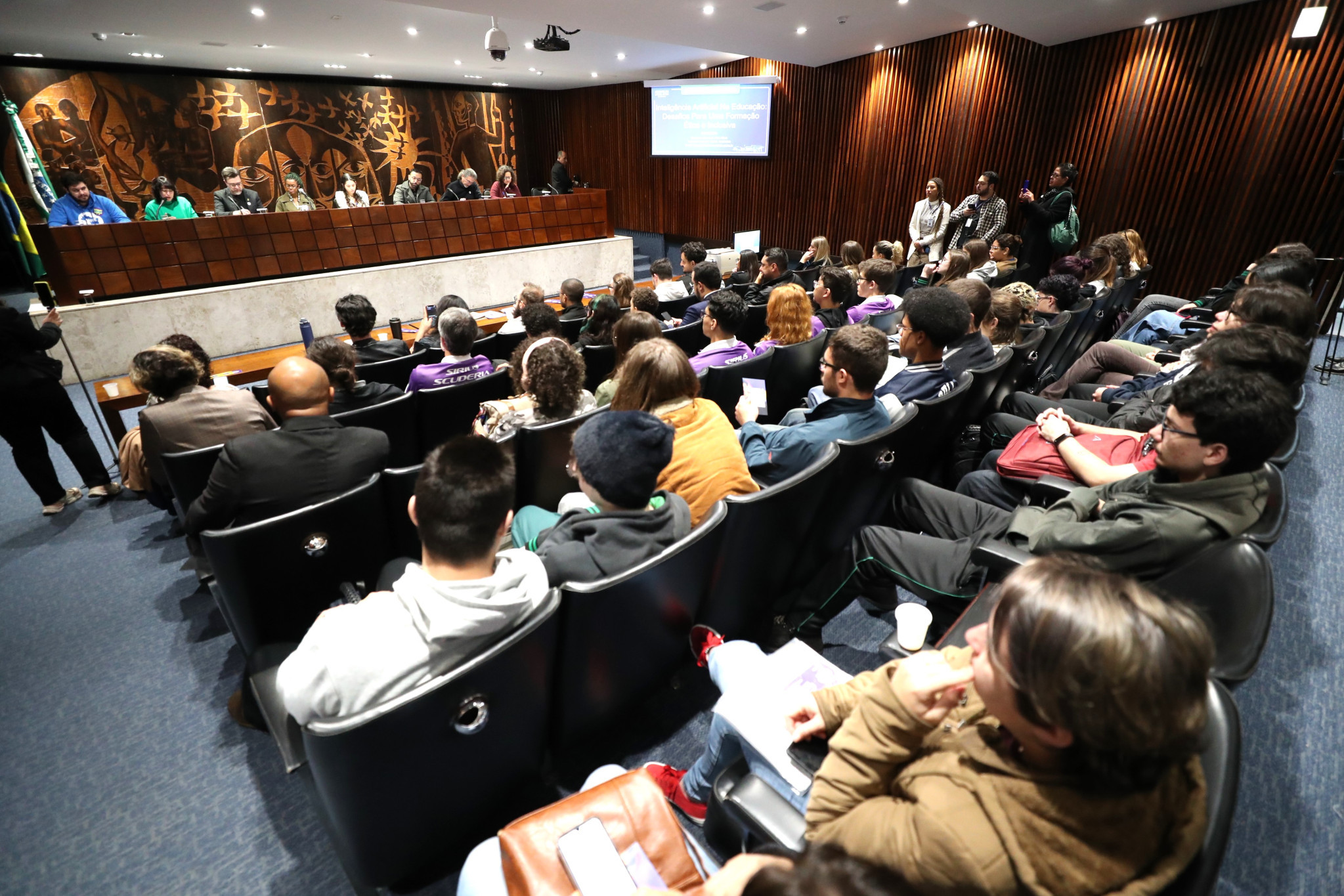 Professores e estudantes debatem falta de regramento e uso da IA nas salas de aula do Paraná