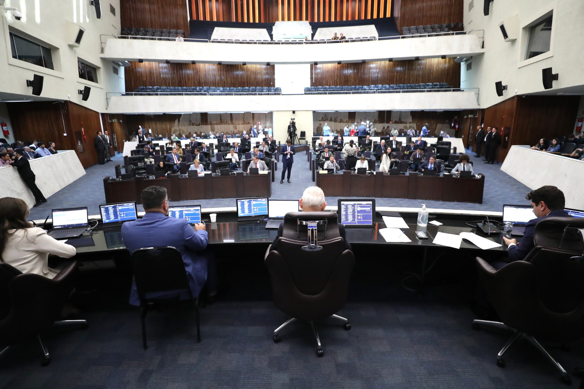 ‘Lei Vini Junior’ contra o racismo em eventos públicos no Paraná avança na Assembleia