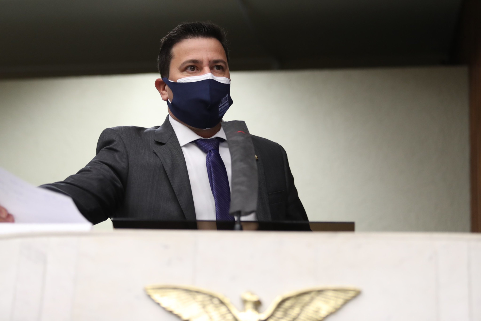 Quem não se vacinar contra Covid pode sofrer restrições a serviços no Paraná, prevê projeto de lei na Assembleia Legislativa