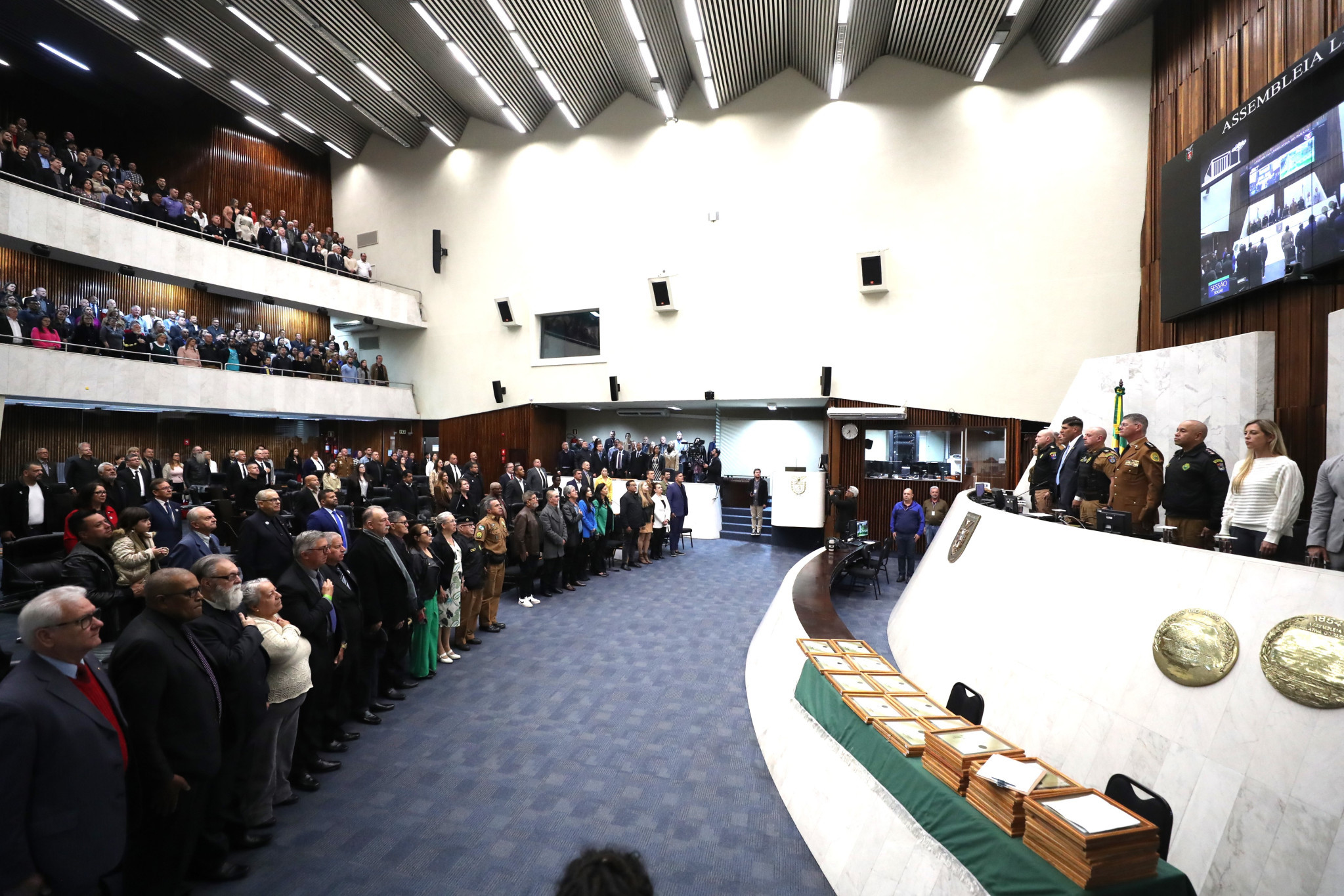 Trajetória de veteranos da segurança pública do Paraná é exaltada na Assembleia