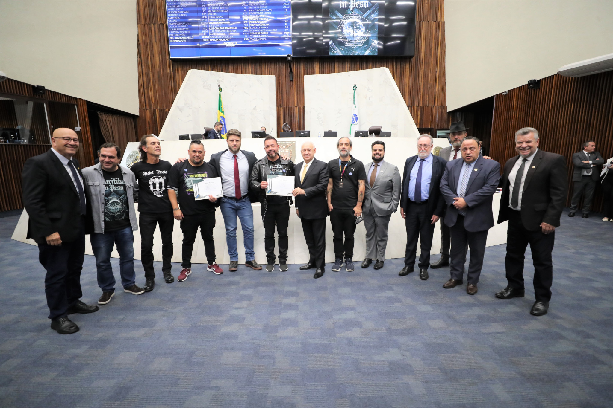 Autores de documentário sobre heavy metal são homenageados na Assembleia