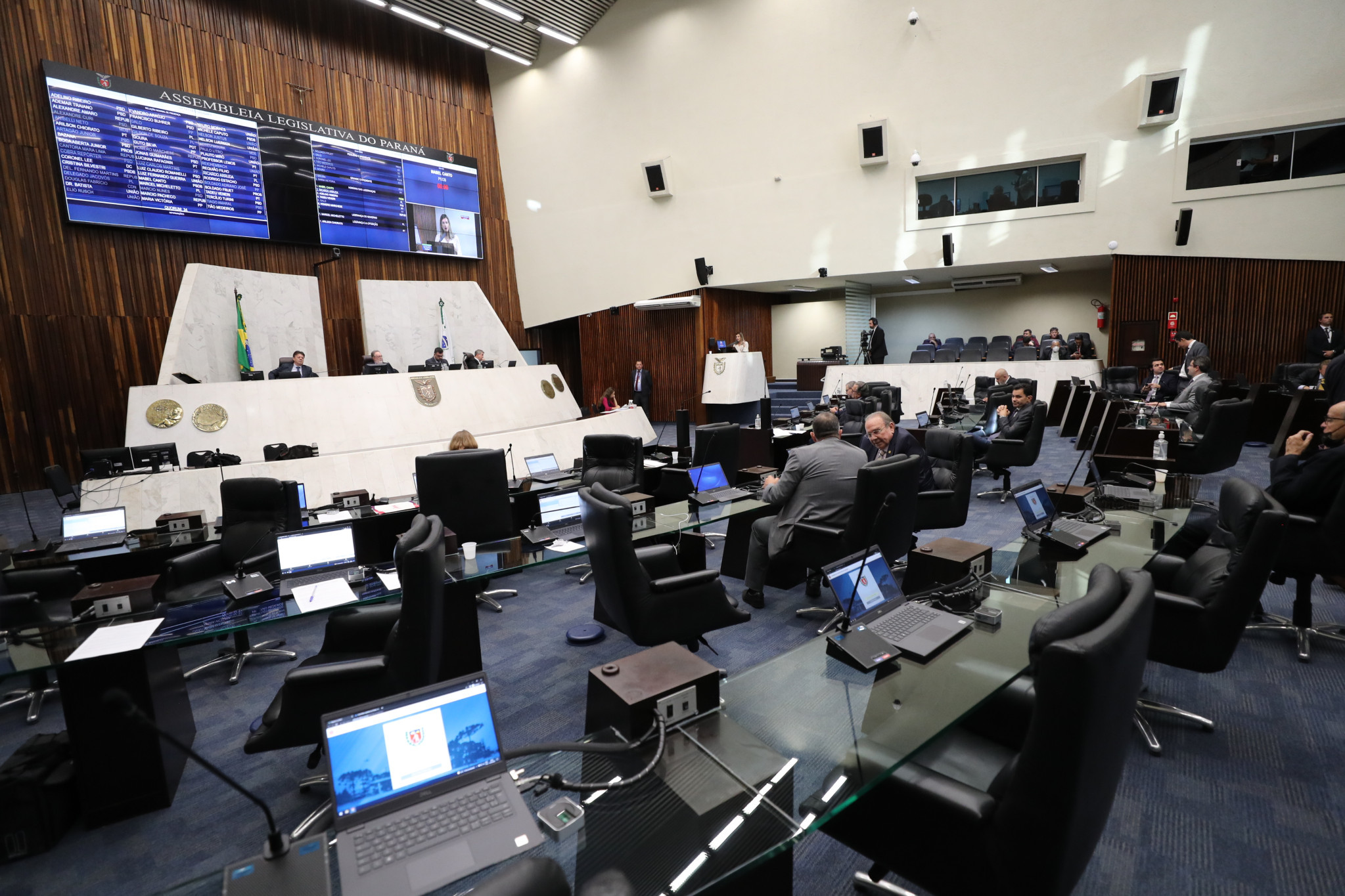 Projeto que garante doulas nas maternidades é aprovado com melhorias no texto