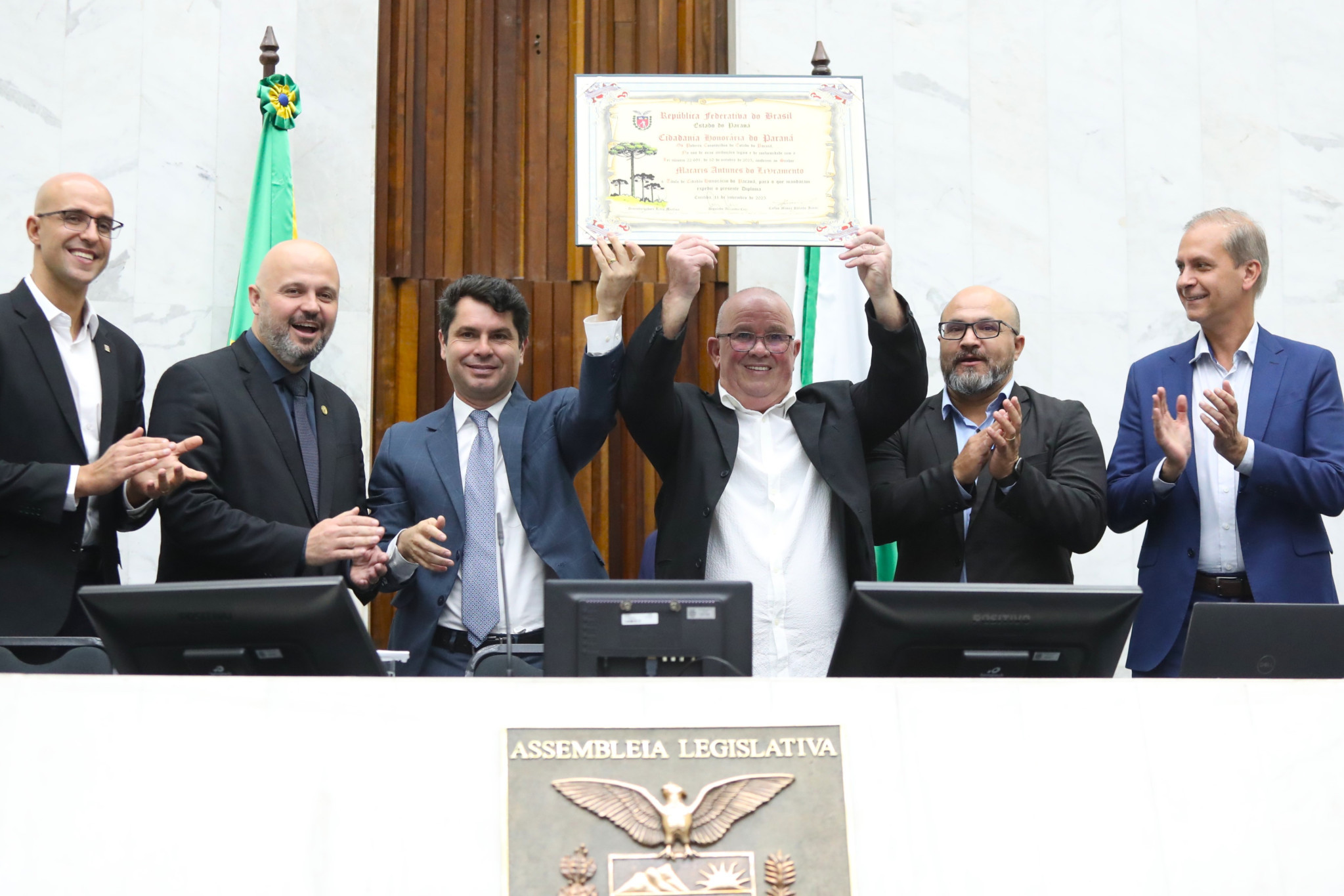 Emoção marca solenidade de entrega de título de Cidadão Honorário do Paraná a Macaris do Livramento