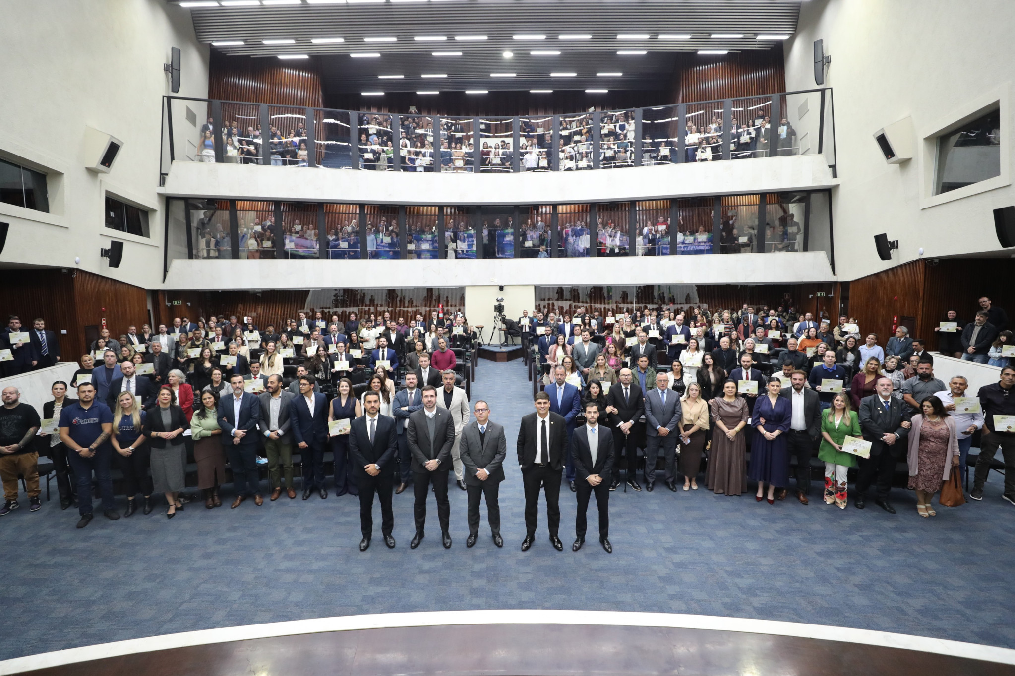 Assembleia homenageia juristas paranaenses em sessão solene com cerca de 700 participantes