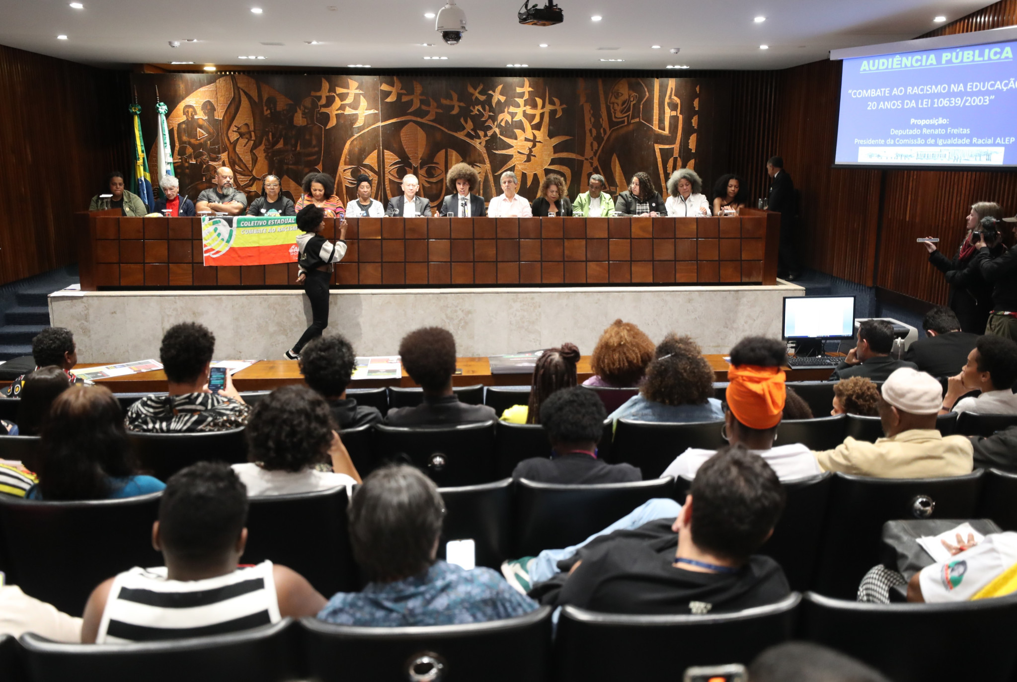 Assembleia debate obrigatoriedade do ensino de história e cultura afro-brasileira na grade curricular