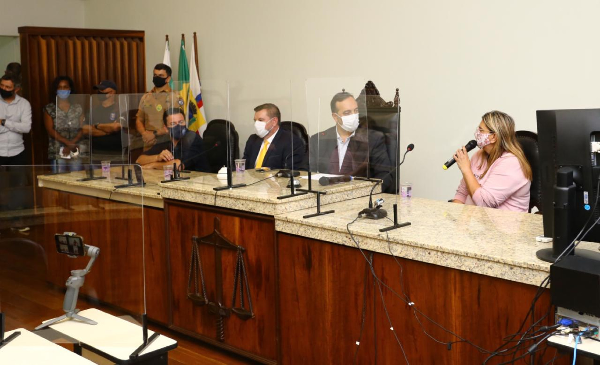 Comissão Especial ouve suposta enfermeira que teria vacinado família de forma irregular