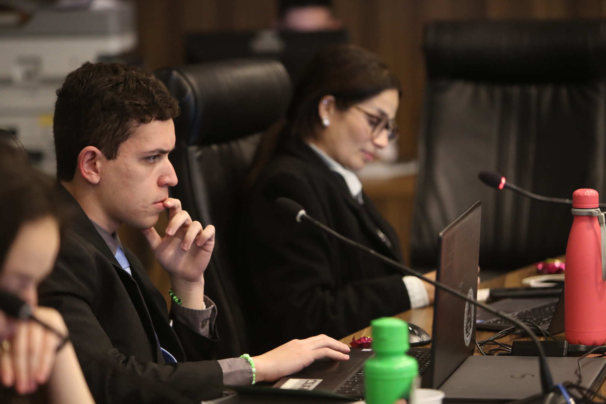 Participantes do Parlamento Universitário compartilham primeiras impressões da simulação e se preparam para as sessões plenárias