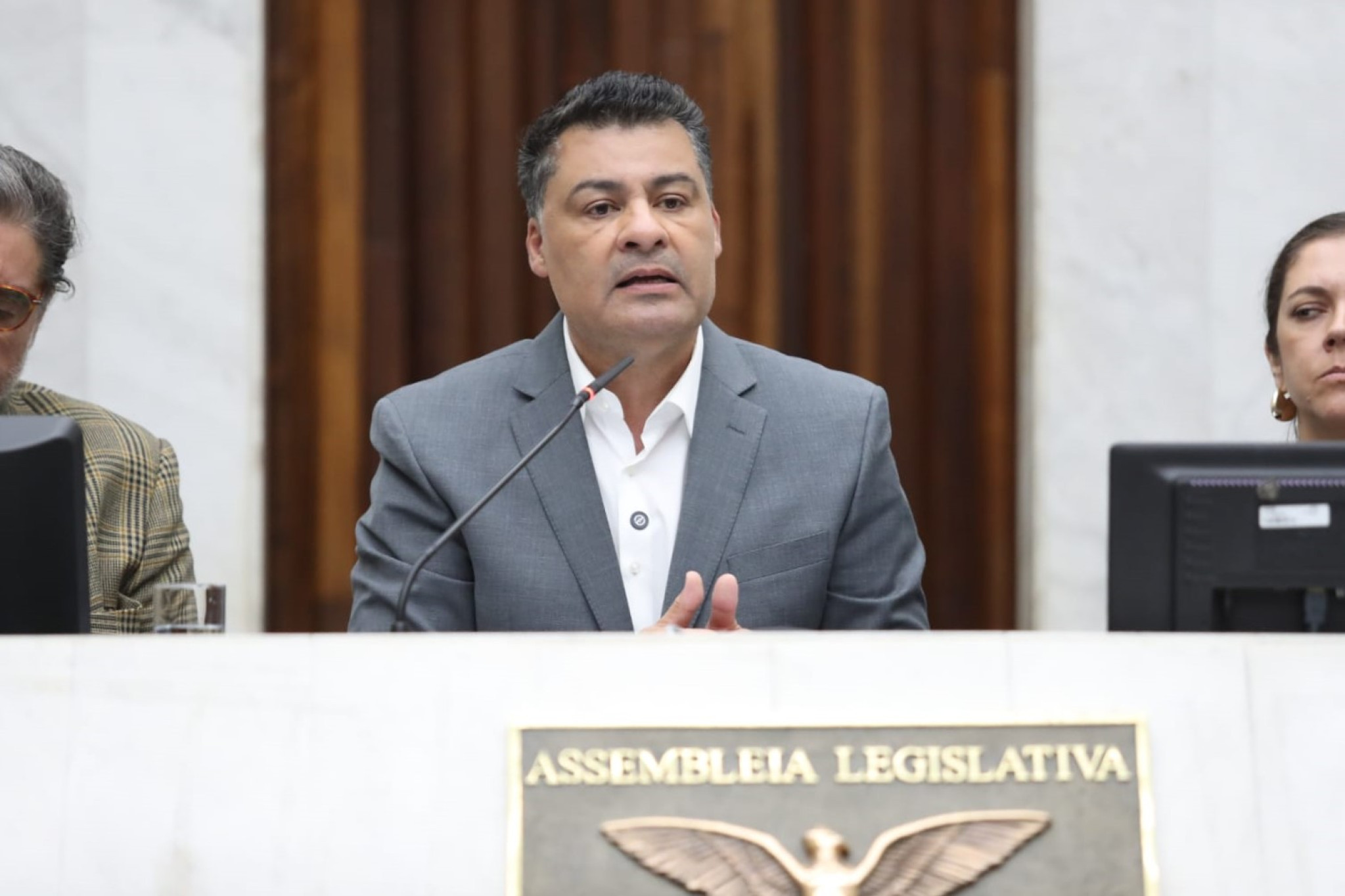 Projeto de lei propõe emissão gratuita de Carteira Estudantil no Paraná