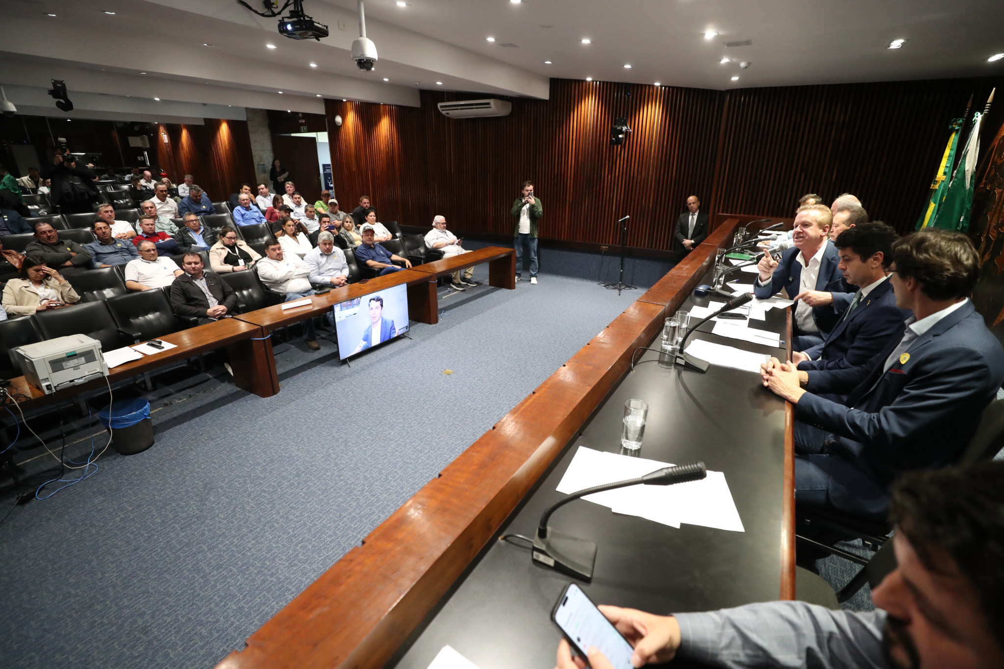 Reunião debate a crise da cadeia do leite e propõe soluções para impedir concorrência desleal