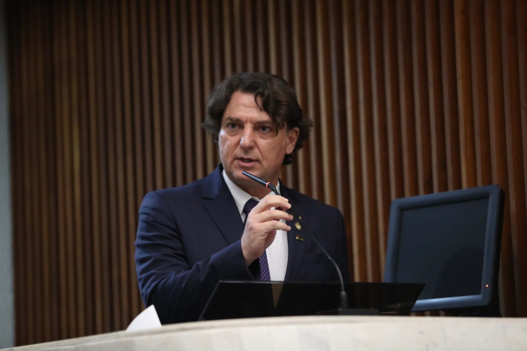 Deputado Anibelli Neto (MDB) busca garantir o direito às vagas especiais de estacionamento para pessoas com TEA em Curitiba