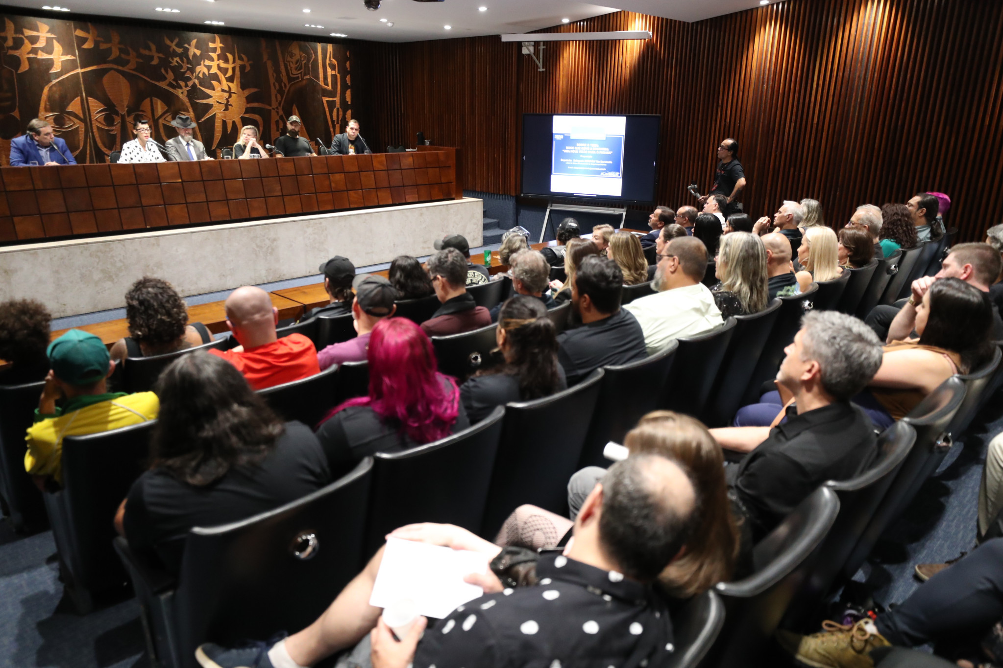 Audiência pública na Assembleia debate a força econômica do rock no Paraná
