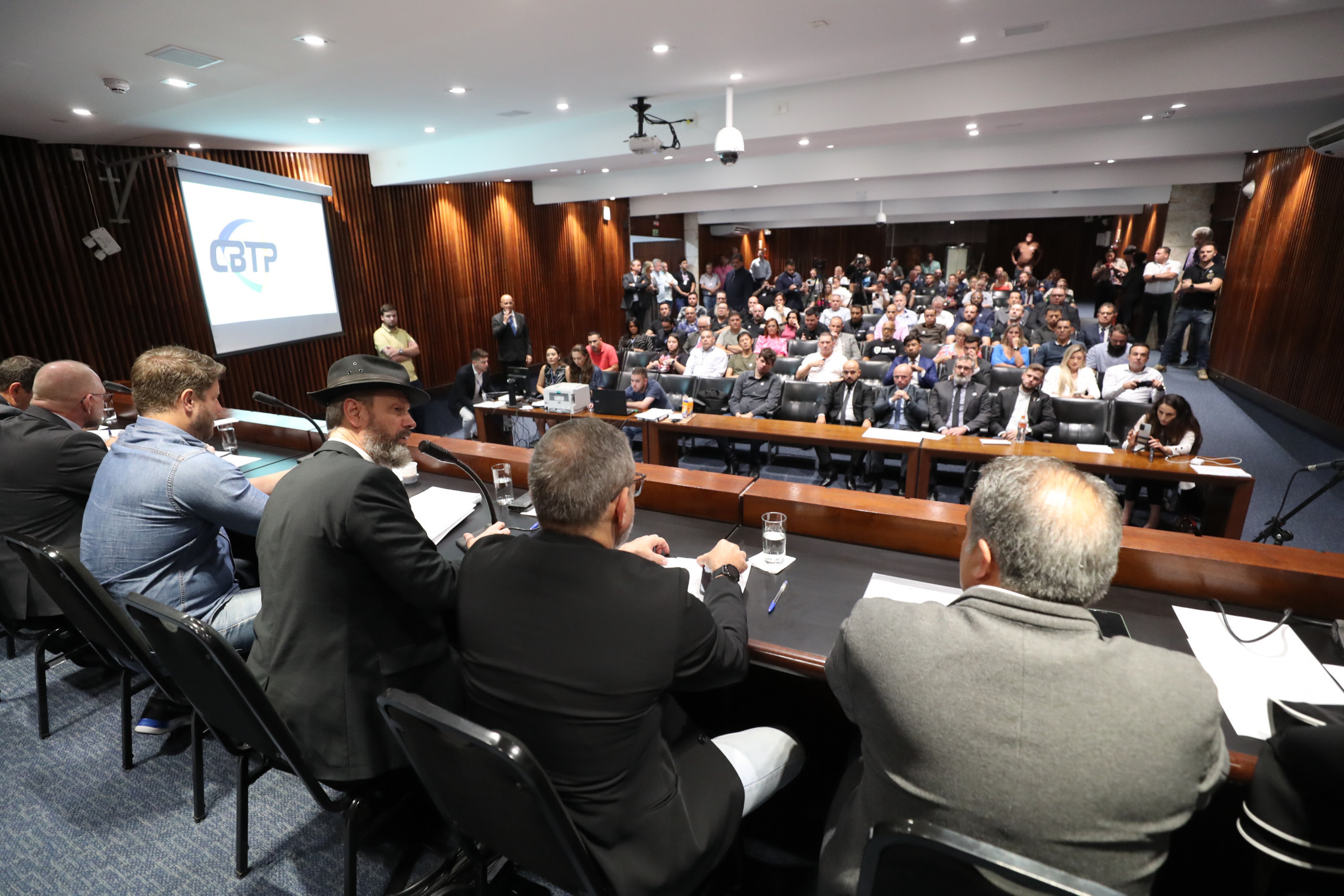 Audiência pública debate política federal de controle de armas