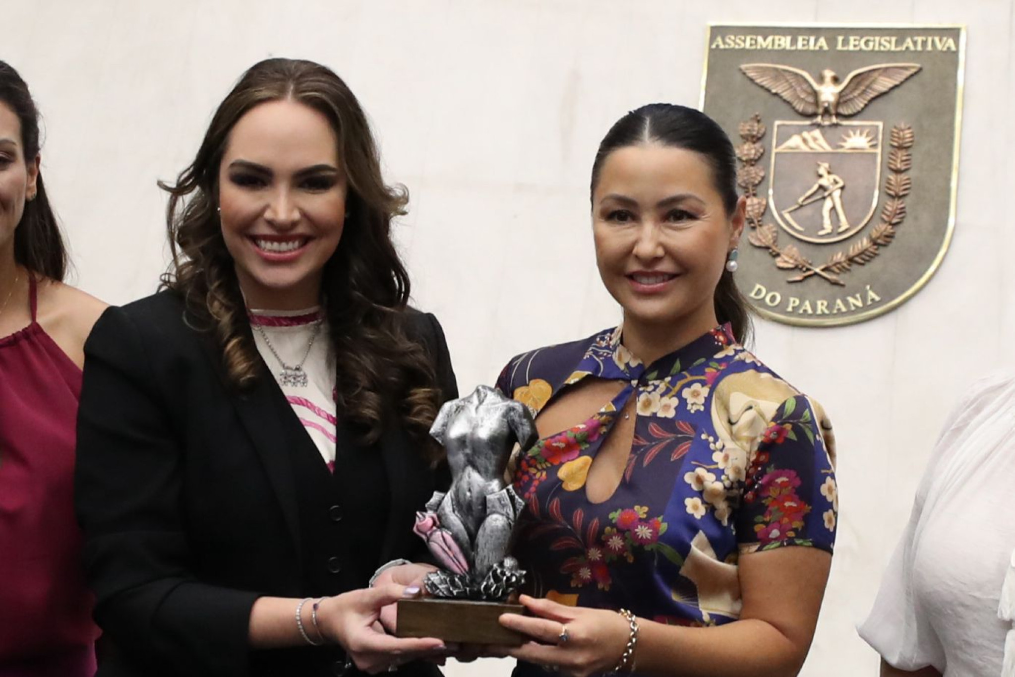 Deputada Maria Victoria (PP) entrega prêmio Rosy de Macedo para primeira-dama Luciana Massa