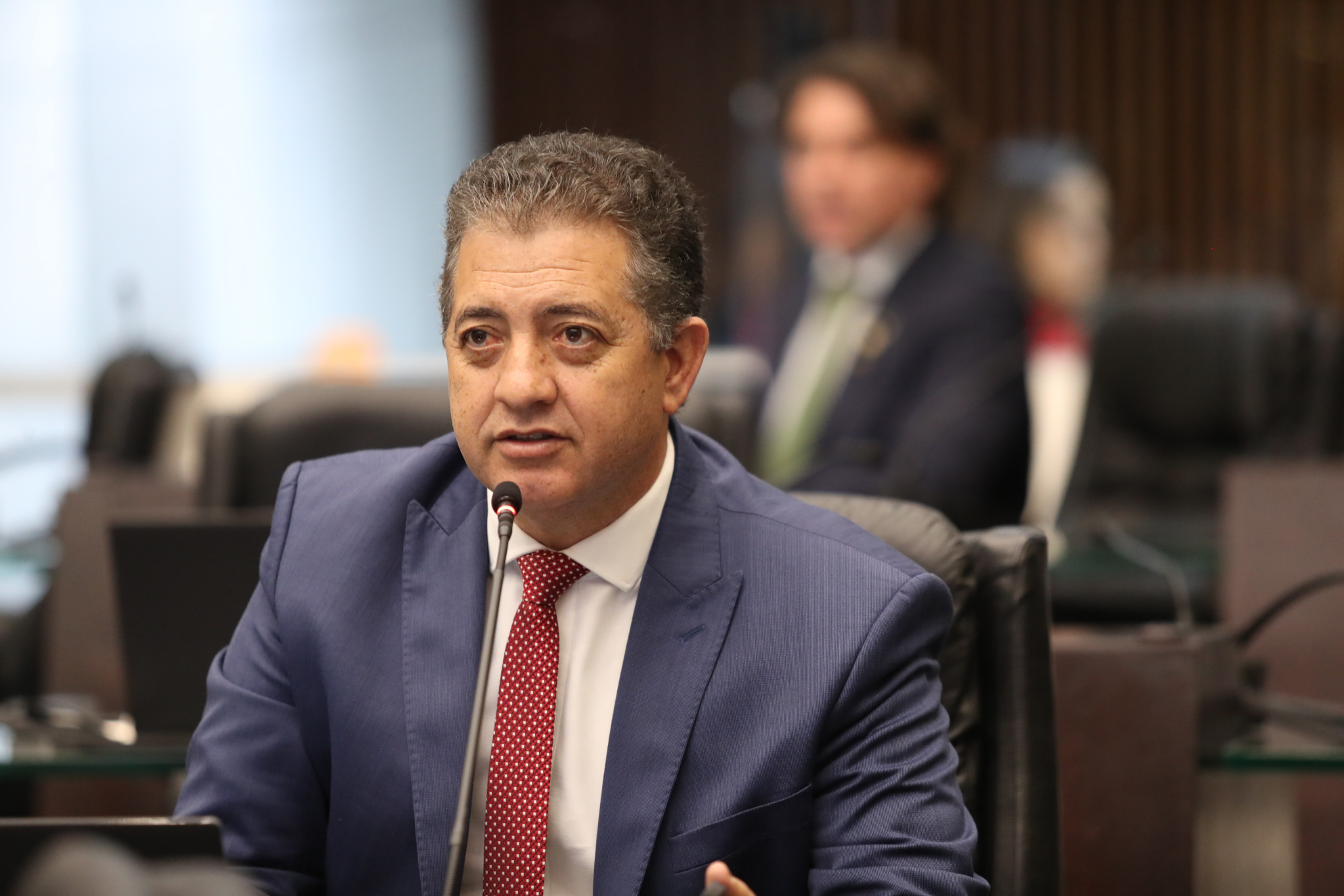 Deputado Cobra Repórter (PSD) propõe homenagem à escola que integrou idosos, professores e alunos