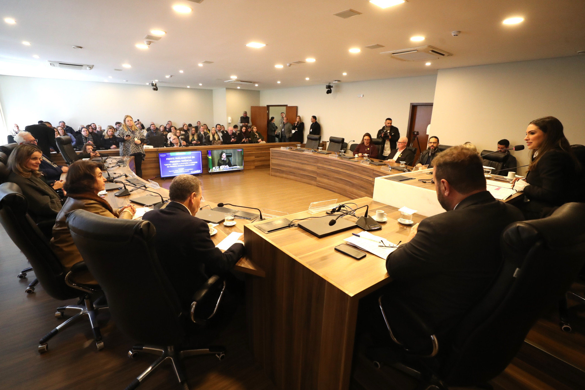 Frente Parlamentar recebe diagnósticos e ações para ampliar vagas para crianças de 0 a 3 anos no Paraná