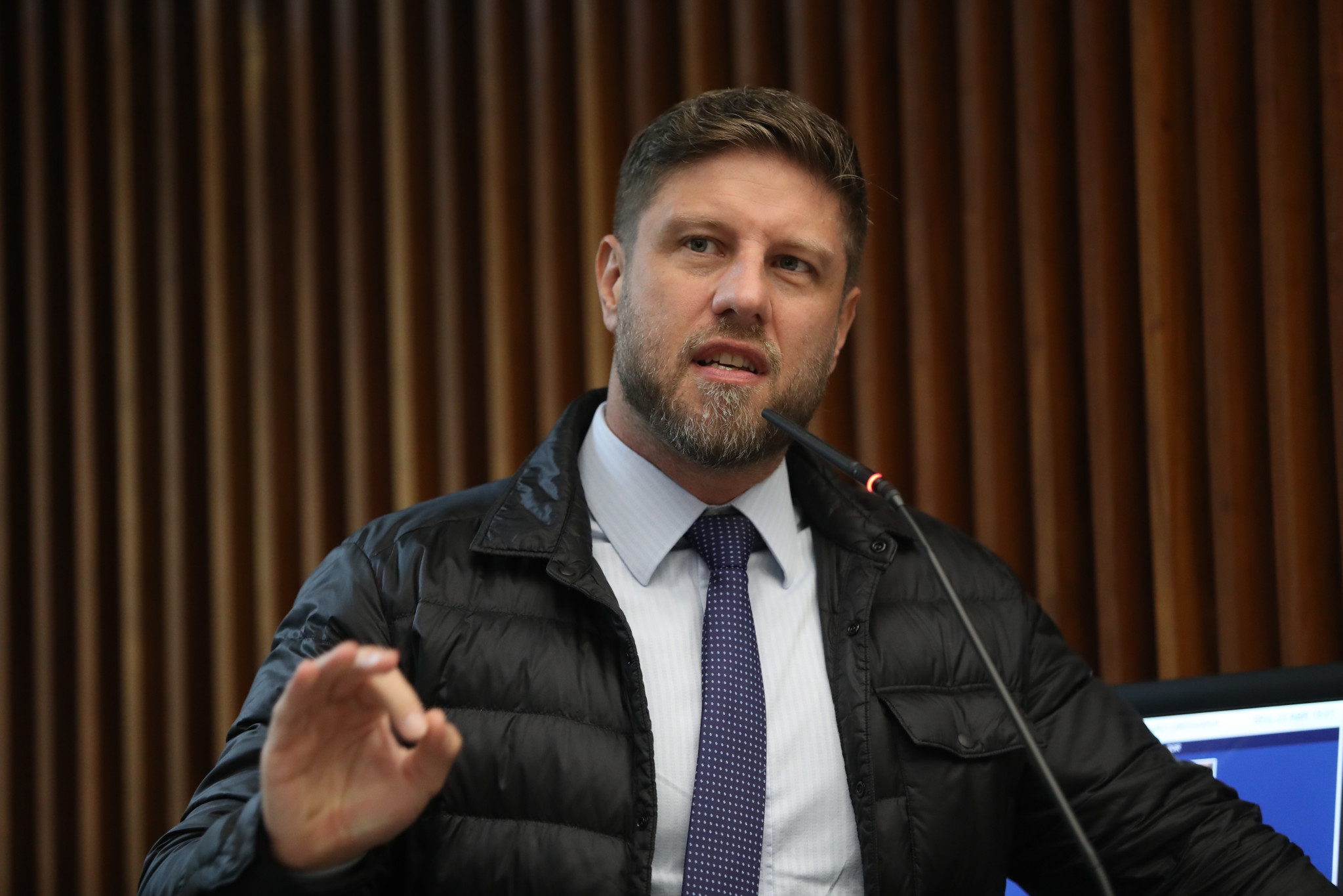 Deputado Requião Filho (PT) alerta para as consequências das privatizações