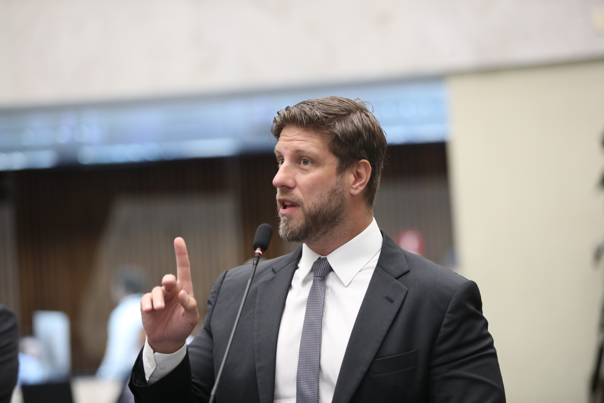 Deputado Requião Filho (PT) destaca a necessidade de assinatura física para proteger idosos em contratos de empréstimo