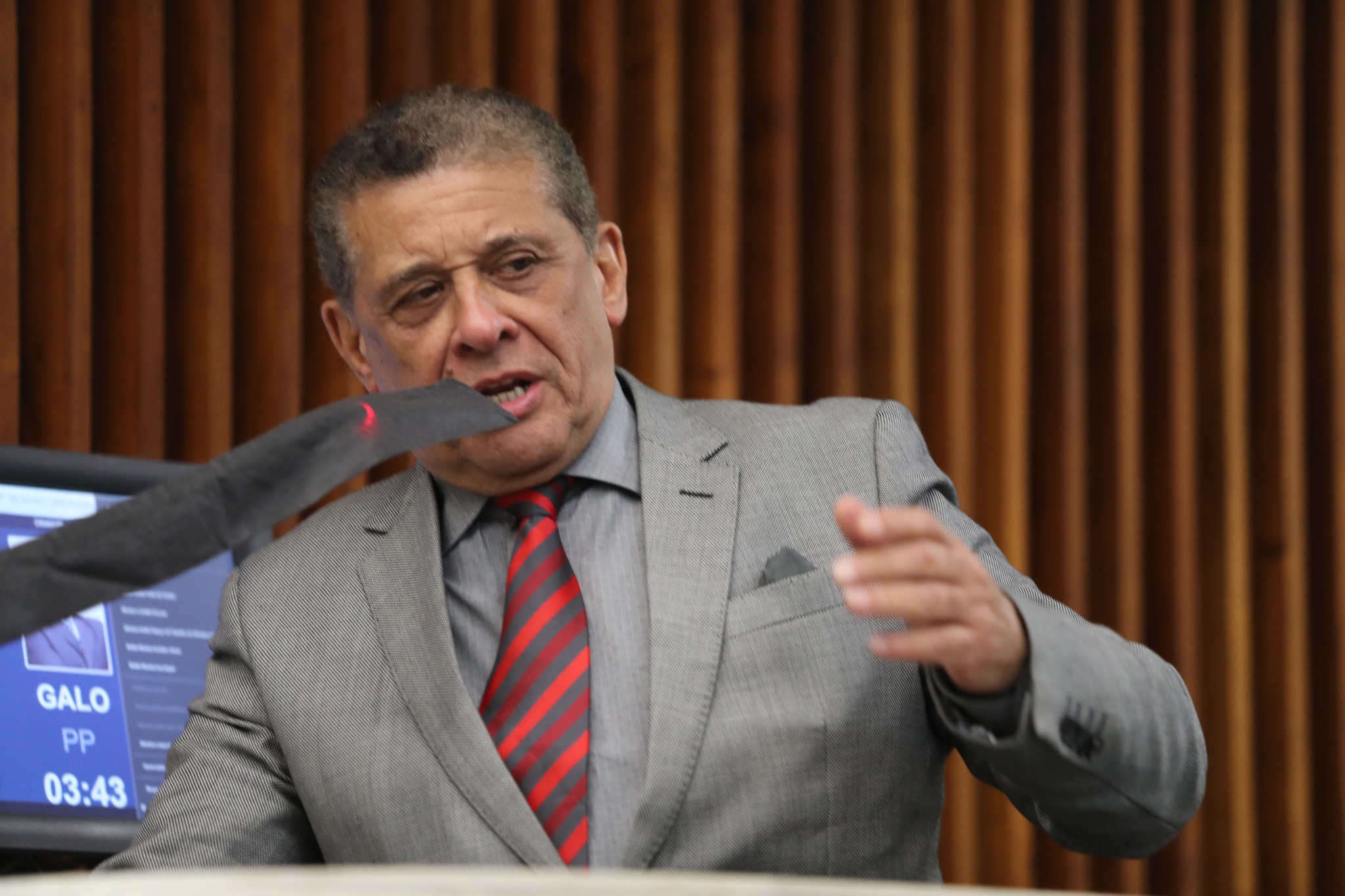 Deputado Galo questiona radar “escondido atrás de árvore”