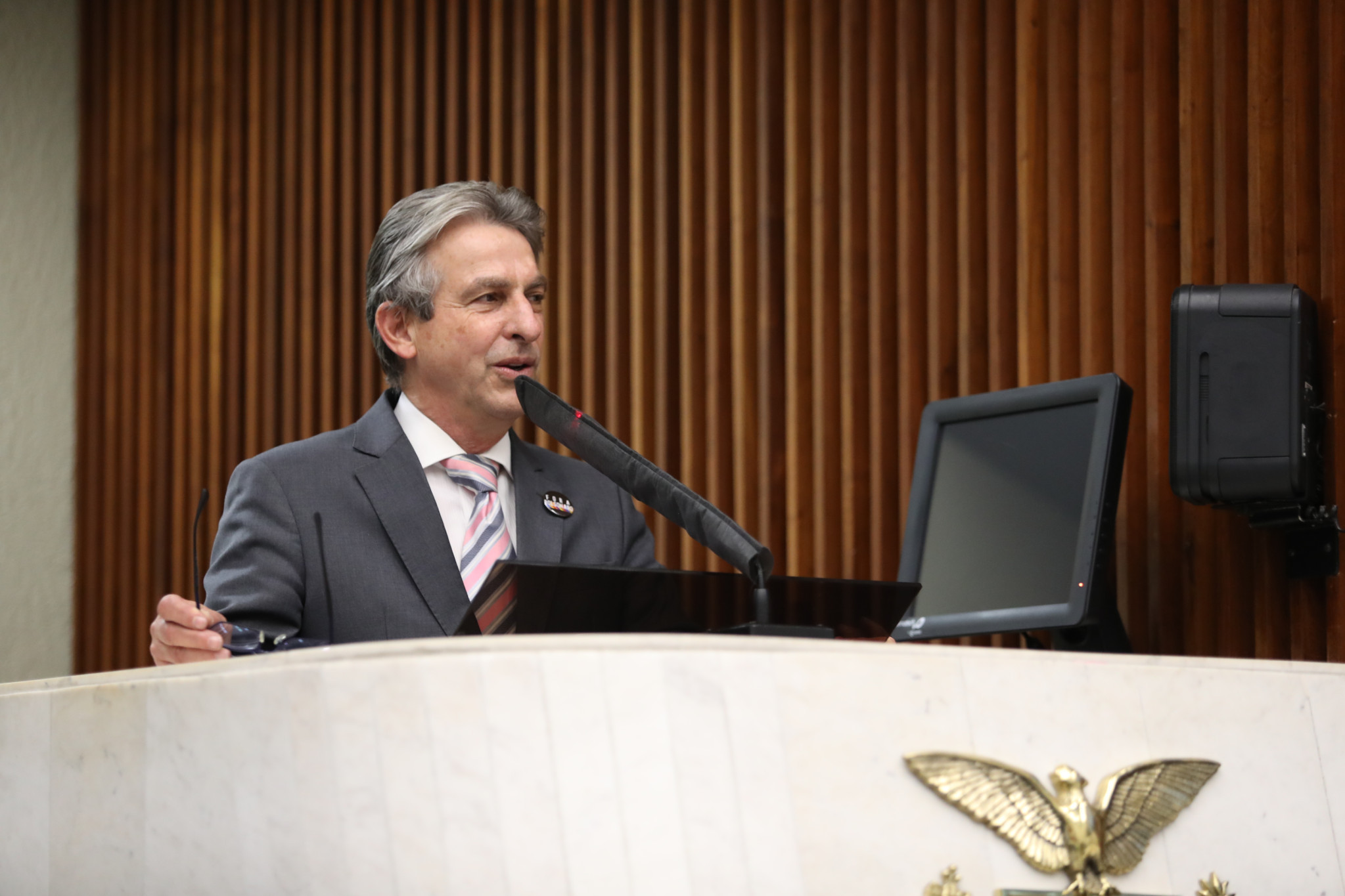 Deputado Tadeu Veneri pede explicações do Governo sobre possíveis fatos criminosos ocorridos em colégio cívico-militar