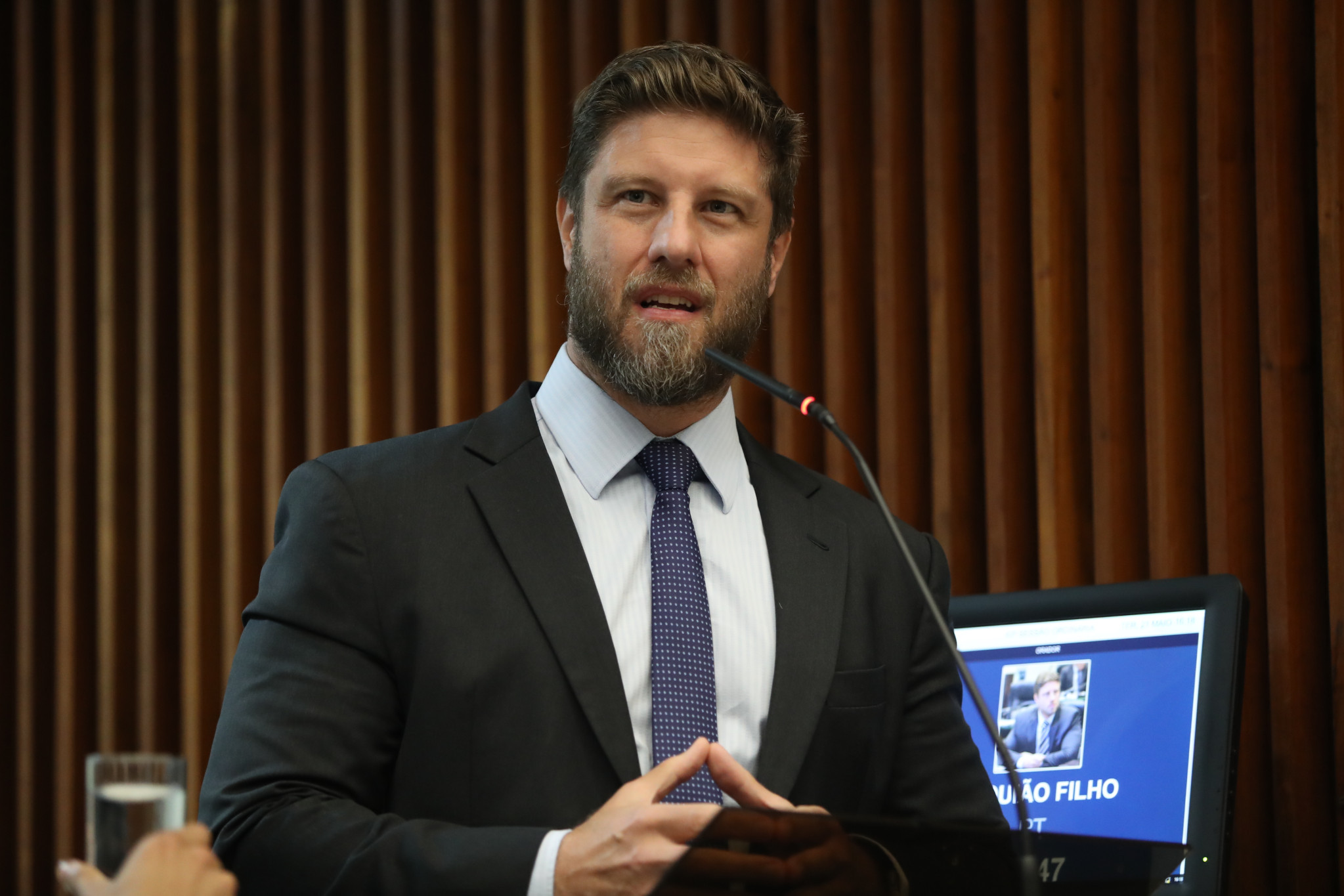 Deputado Requião Filho (PT) critica proposta do Poder Executivo de terceirização da gestão administrativa dos colégios estaduais