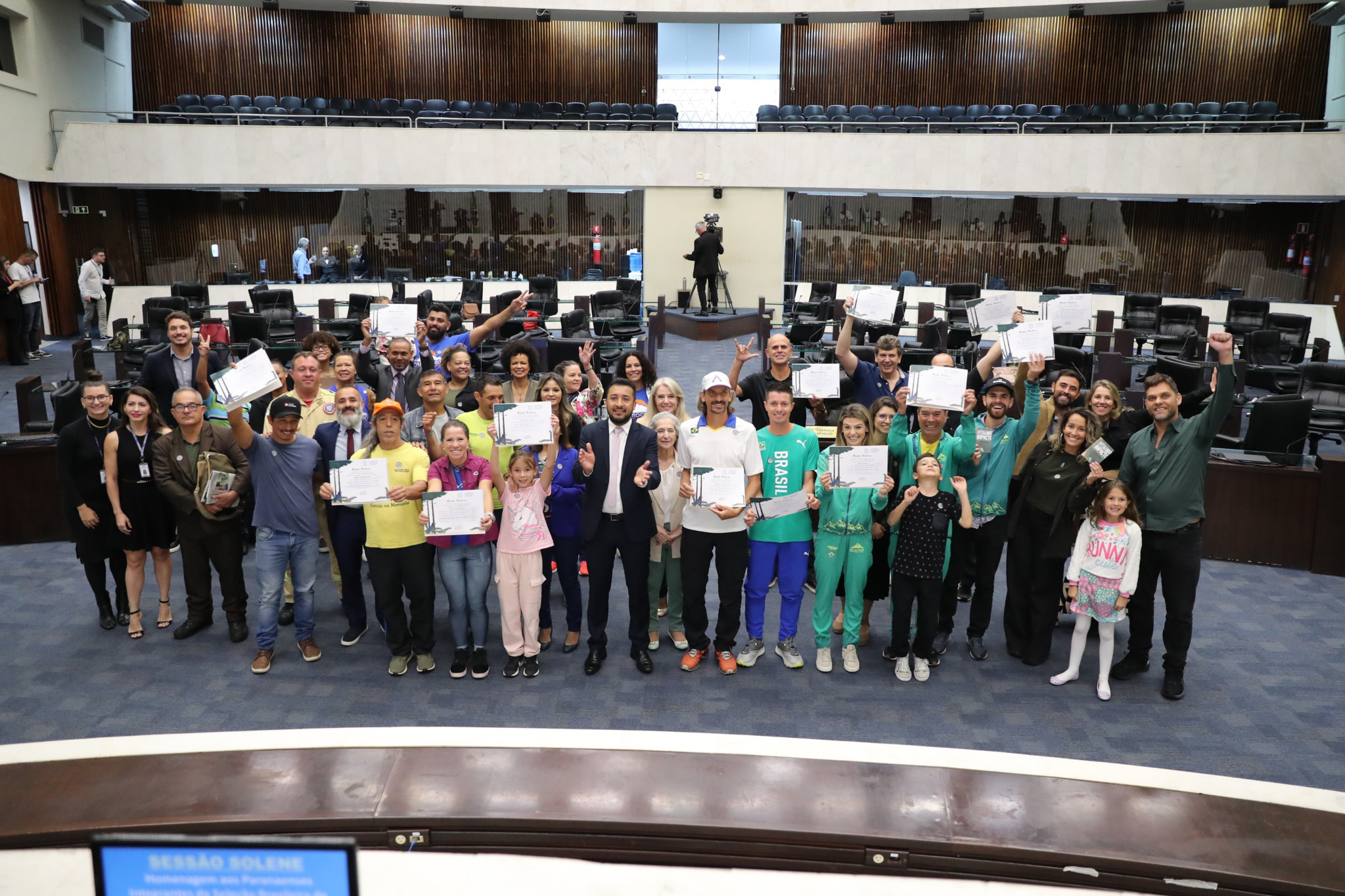 Assembleia presta homenagem aos paranaenses integrantes da Seleção Brasileira de Corrida de Montanha e Trilhas