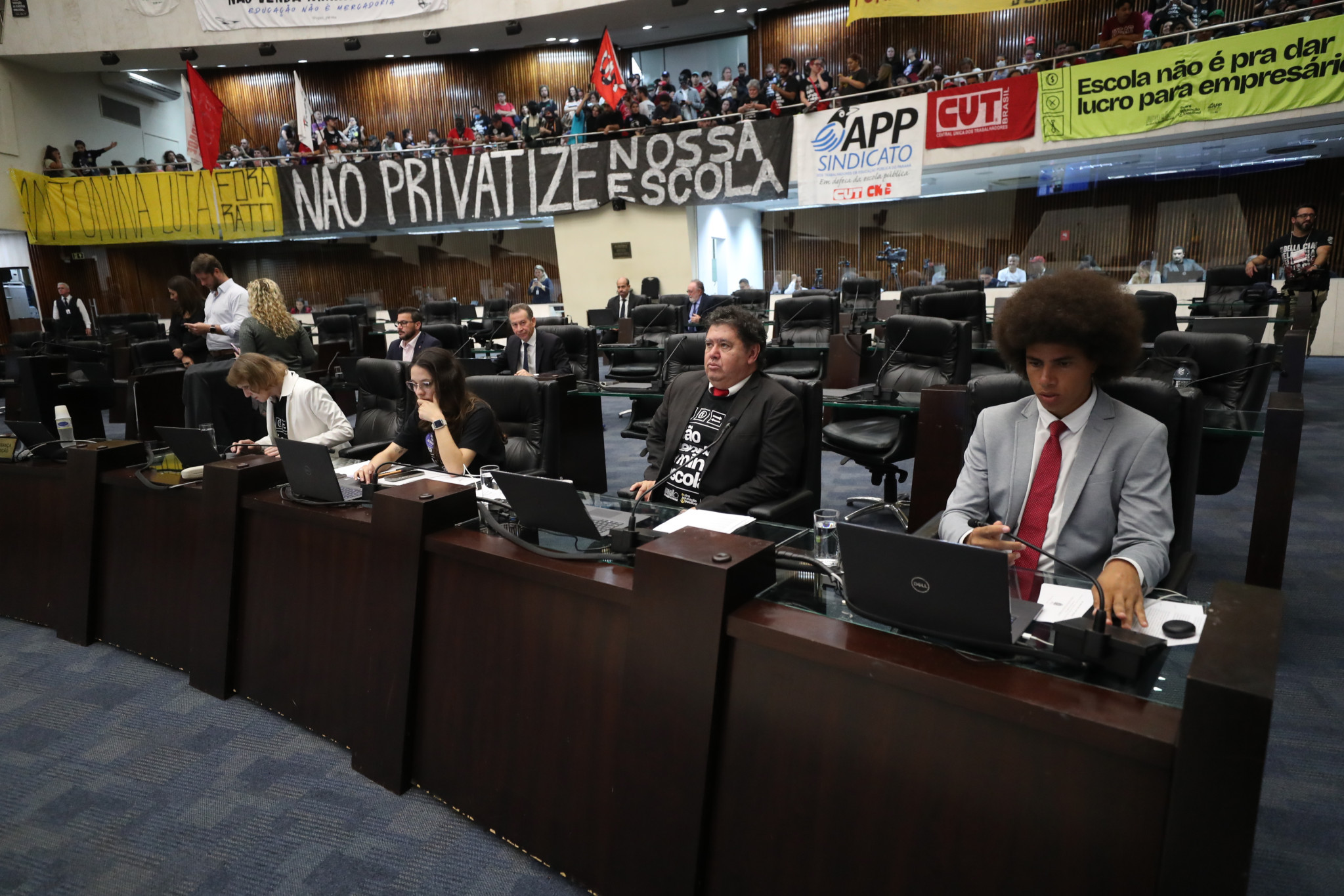 Deputados estaduais recorrem ao STF para suspender projeto que terceiriza gestão administrativa das escolas públicas no PR