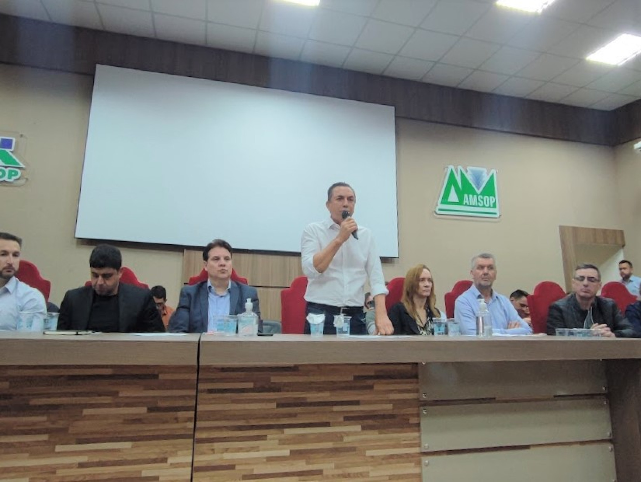 Audiência sobre a Crise do Leite lota a Associação dos Municípios do Sudoeste do Paraná (Amsop)