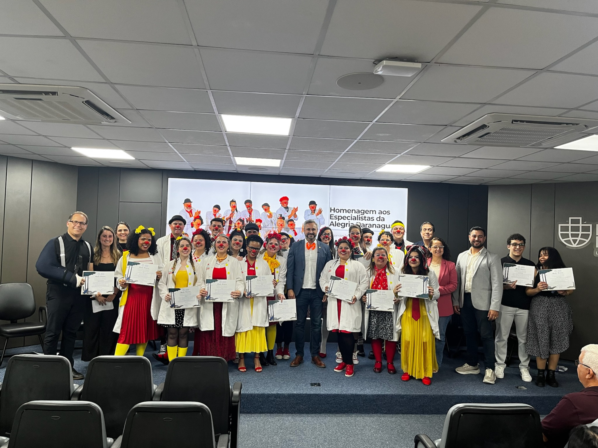 Assembleia Legislativa presta homenagem aos Especialistas da Alegria em Paranaguá