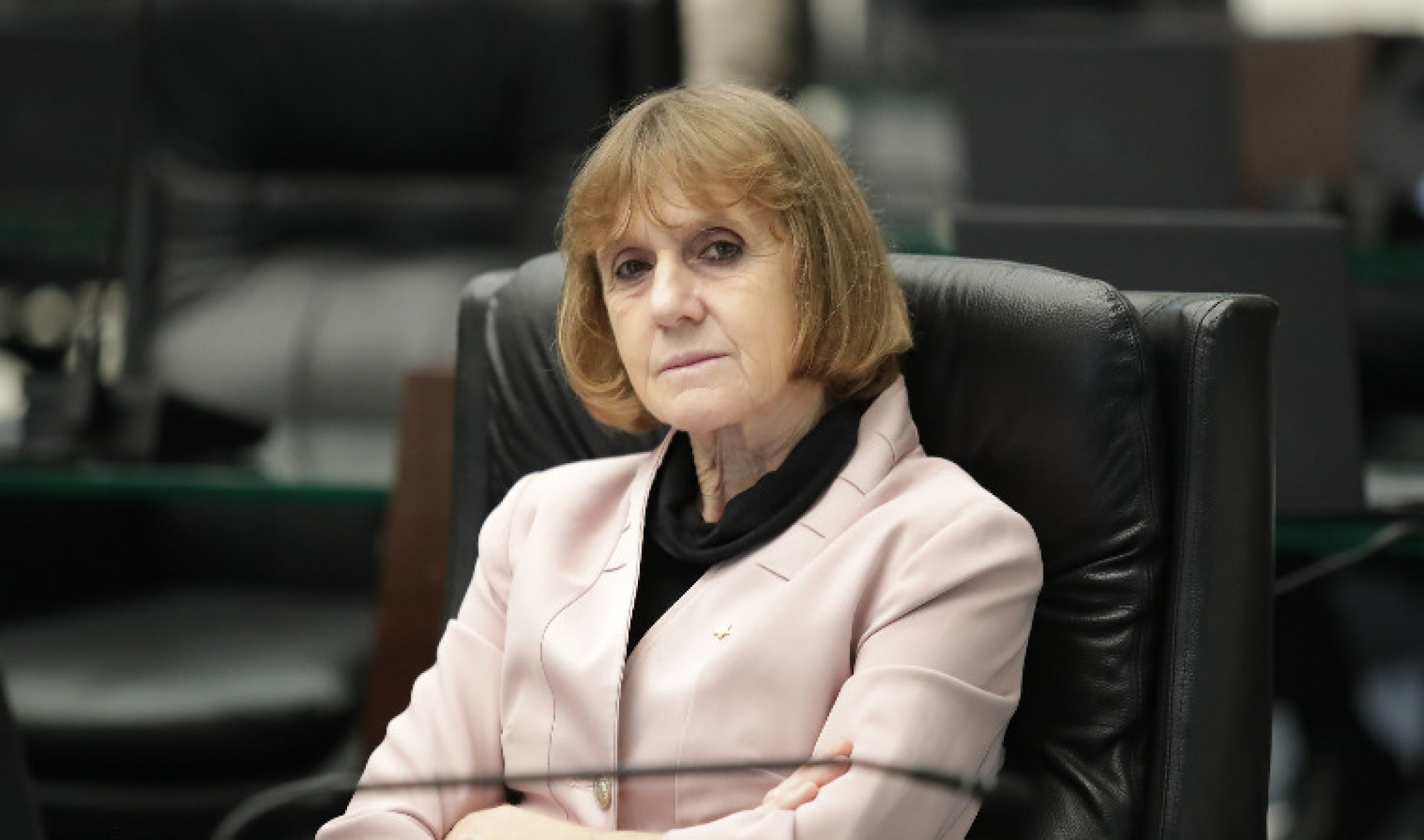 Deputada Luciana Rafagnin (PT) questiona Secretaria da Saúde sobre regulamentação da lei da fila do SUS