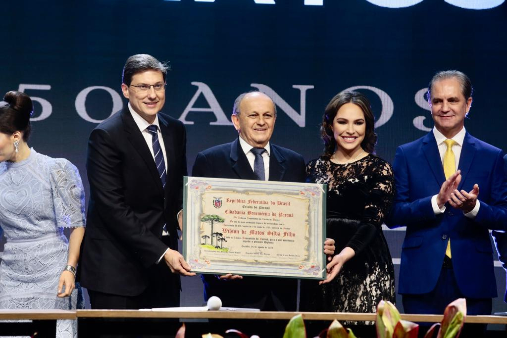 Em sessão solene em Maringá, deputados entregam título de cidadão benemérito do Paraná a Wilson Matos Filho