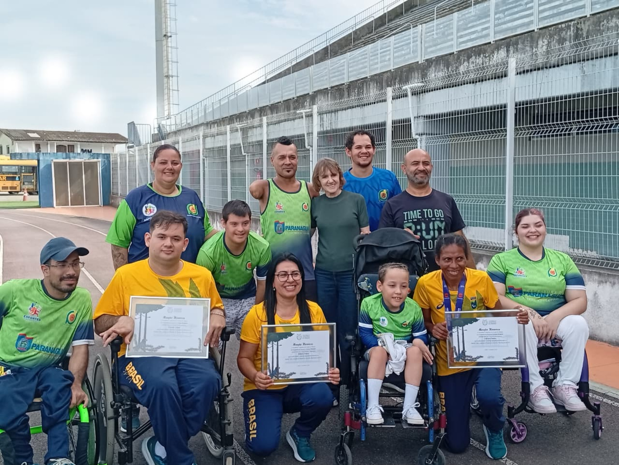 Deputada Luciana Rafagnin (PT) entrega menção honrosa a atletas paralímpicos de Paranaguá