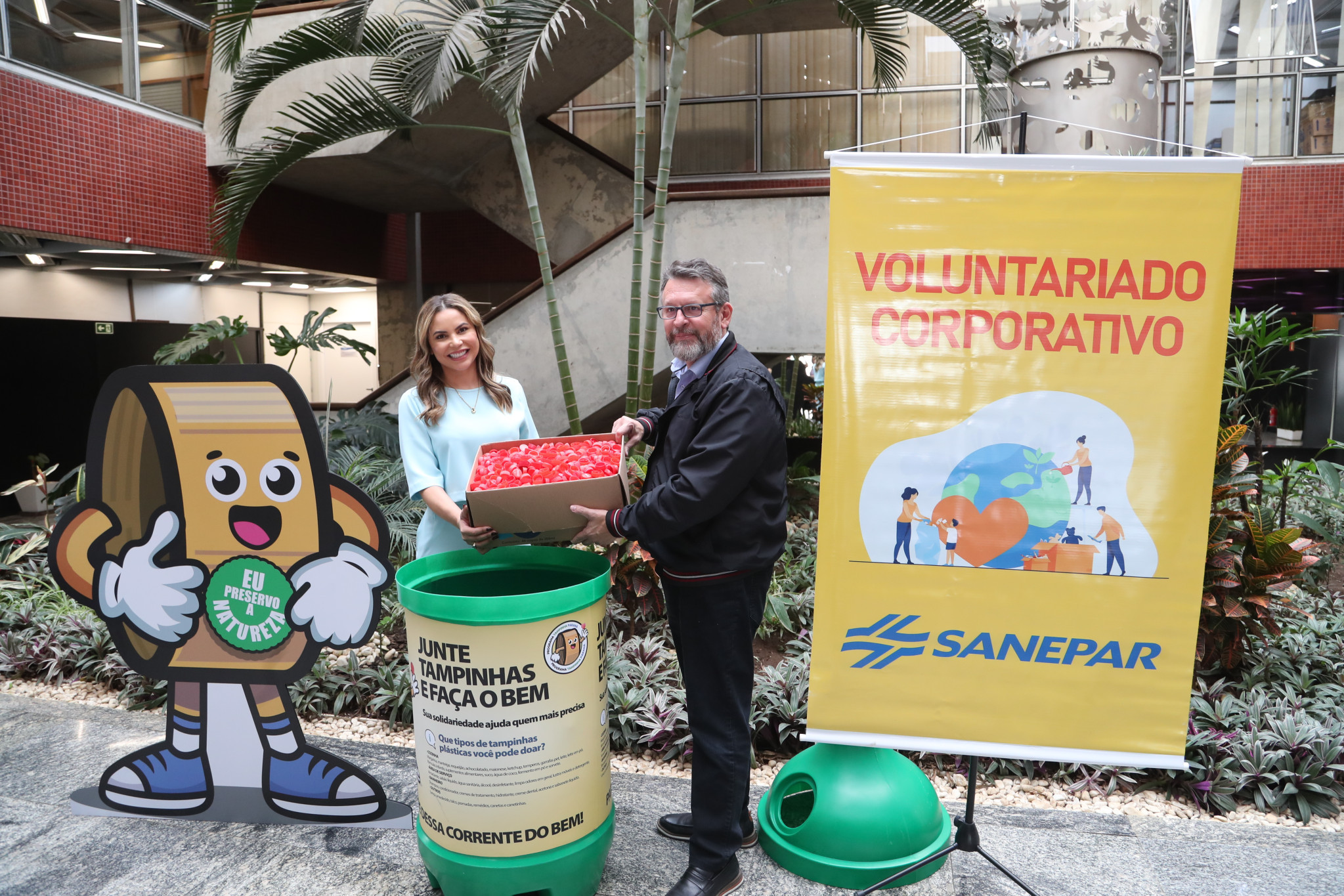 Sanepar recebe coletor e mascote do Programa Tampinha Paraná