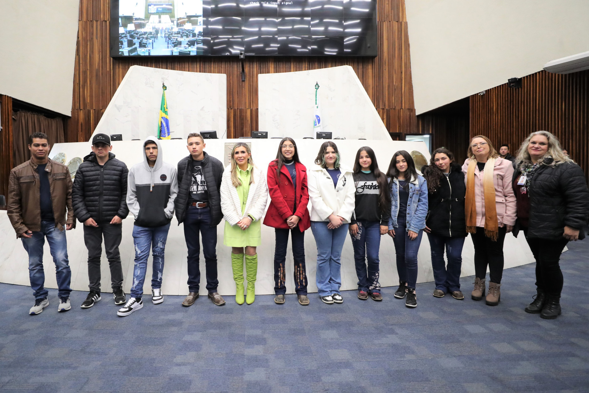 Alunos do Colégio Estadual do Campo Professor João Lúcio de Almeida, de Reserva, visitam a Assembleia