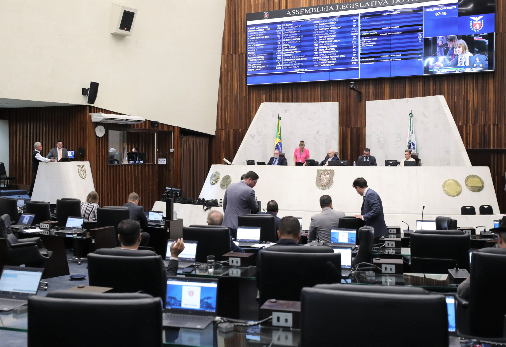 Aprovadas emendas às novas regras para a escolha de diretores de escolas estaduais