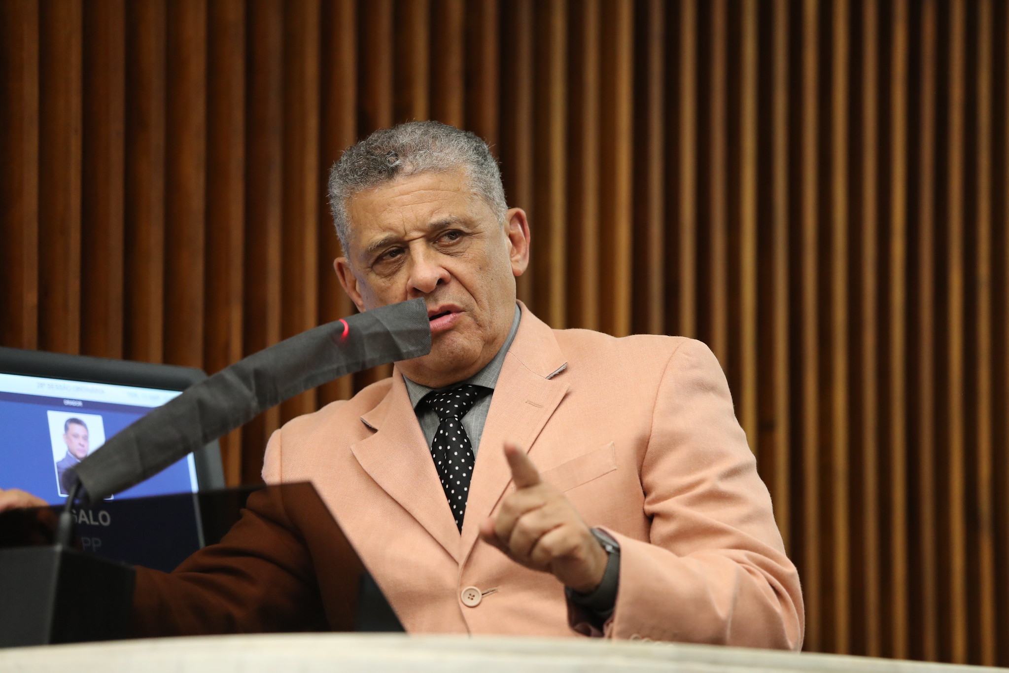 Cobrança de Estar nos bairros é mais um abuso da Prefeitura, diz deputado Galo
